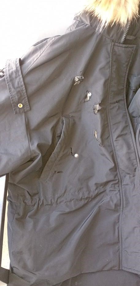 Куртка Натальи, лежавшая в багажнике их автомобиля, была превращена в решето.