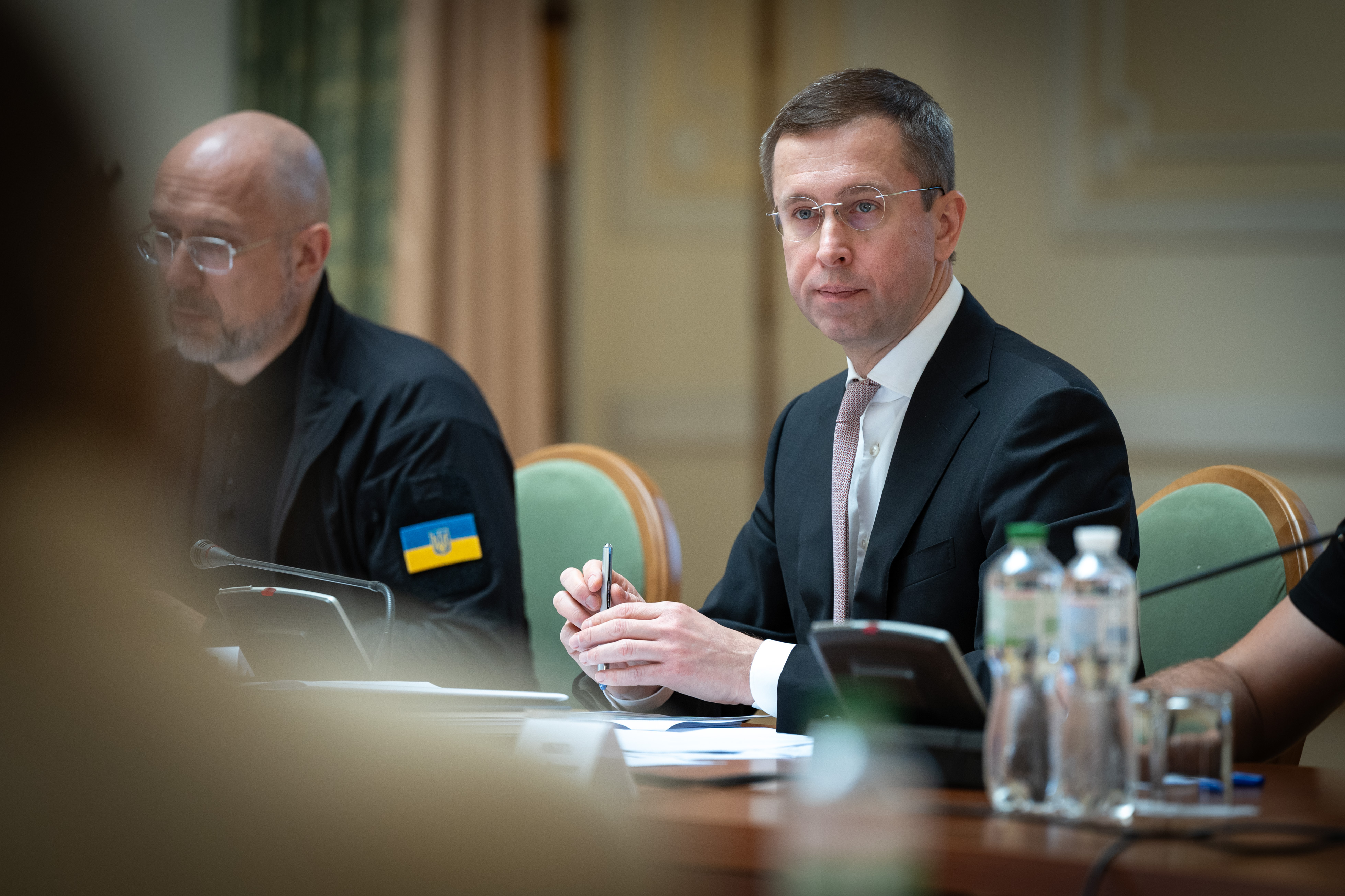 Прем’єр-міністр Сергій Корецький опинився в непростій ситуації: як колишній «нафтотрейдер» він чудово розуміє ризики створення запасів пального, а як прем’єр прагне ці запаси створити для підвищення стійкості країни