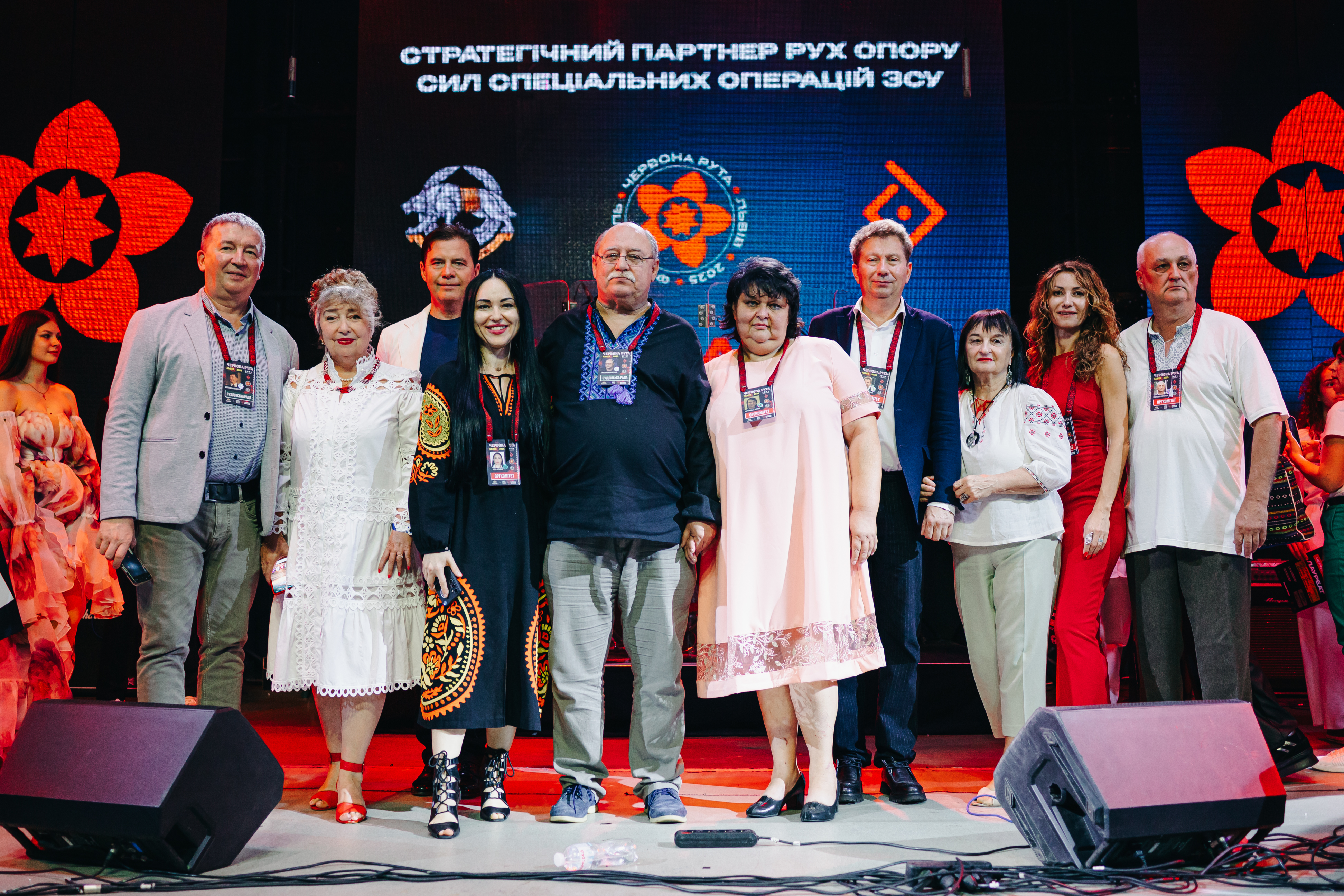 Художній керівник фестивалю та голова суддівської ради Анатолій Калениченко (по-середині)