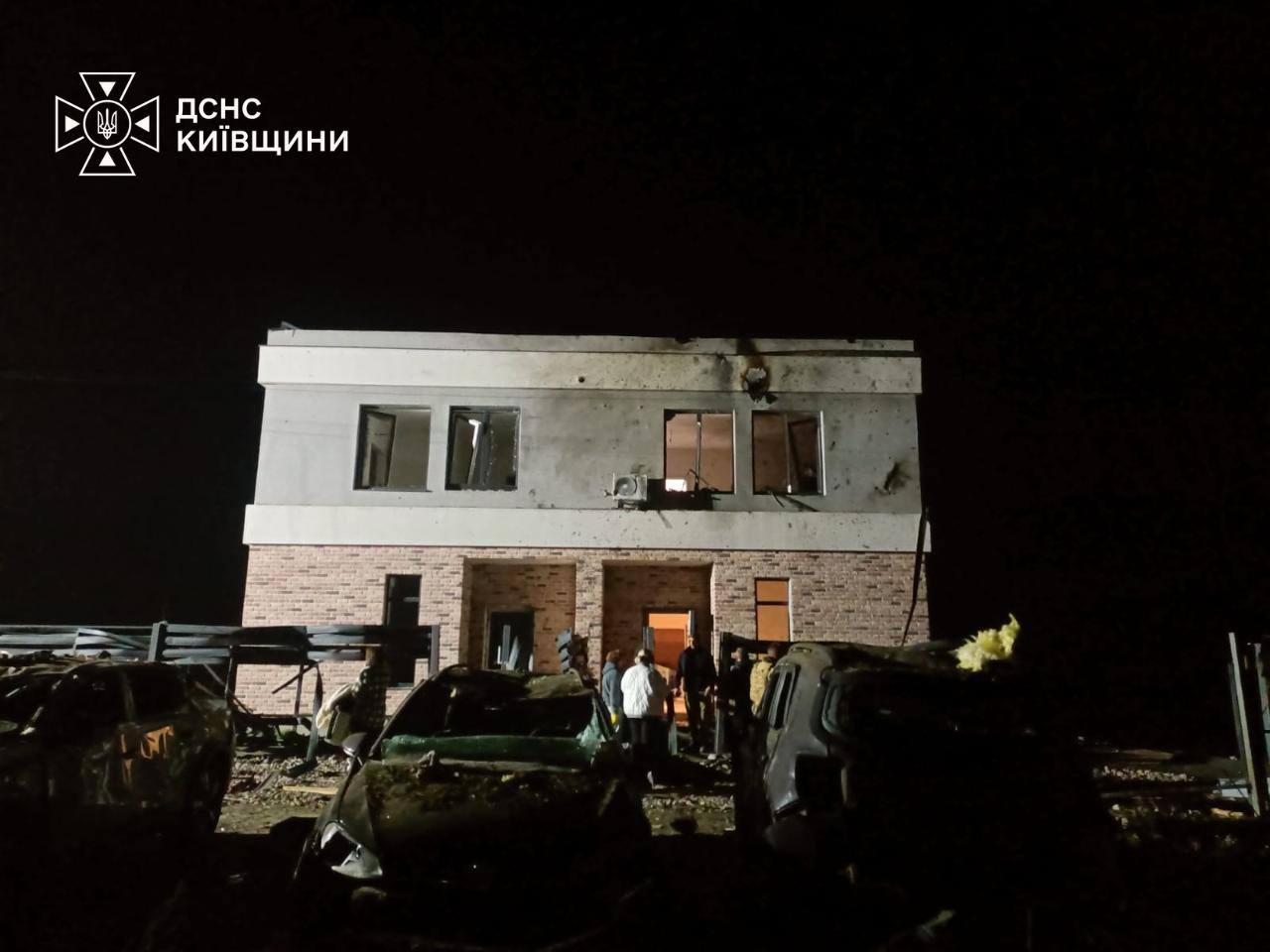У Києві через ранковий обстріл постраждала людина, а на Київіщині через вечірній — двоє: фото та відео наслідків