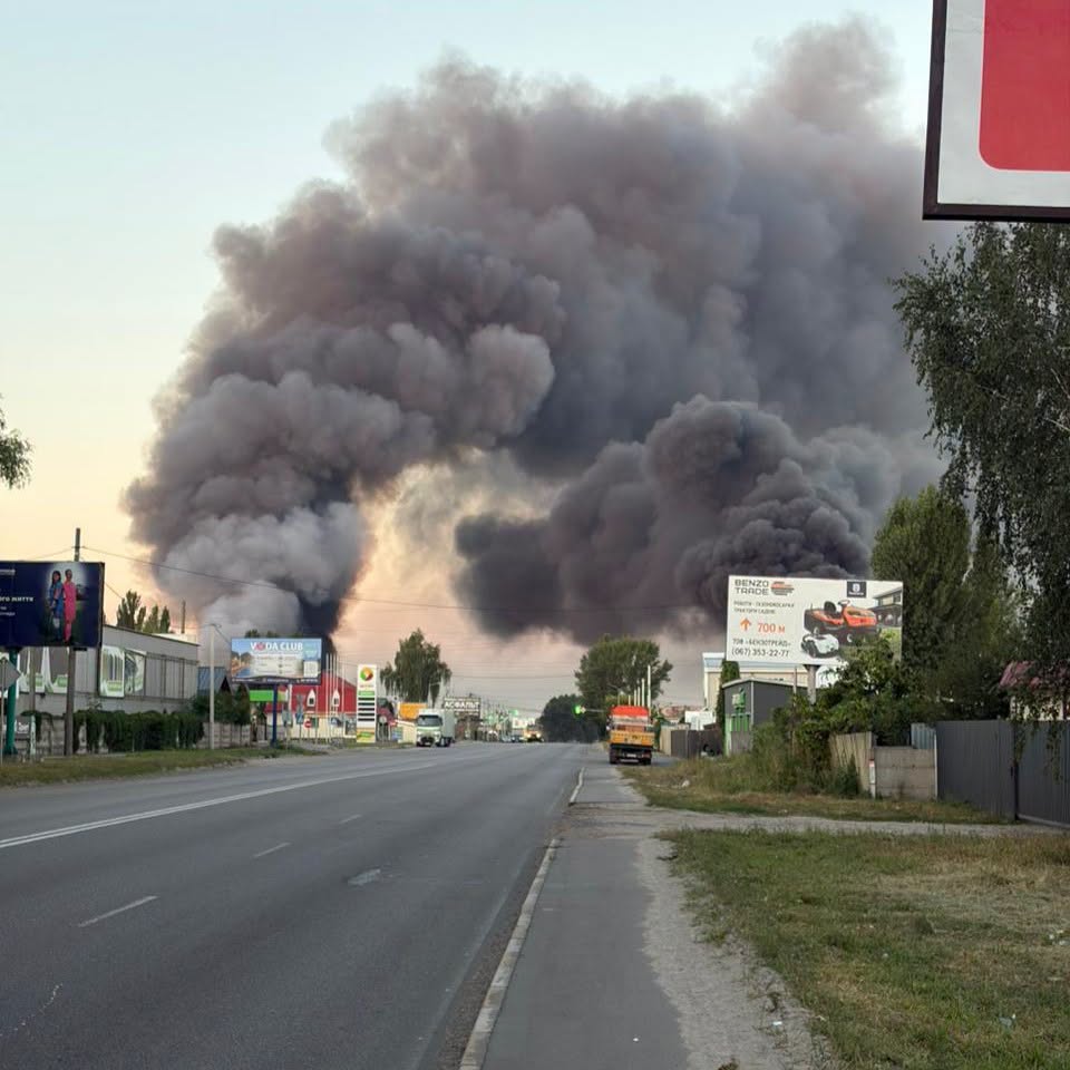 На Київщині та в Сумах РФ знищила склади «Нової пошти». А в Святопетрівському дісталося виробництву