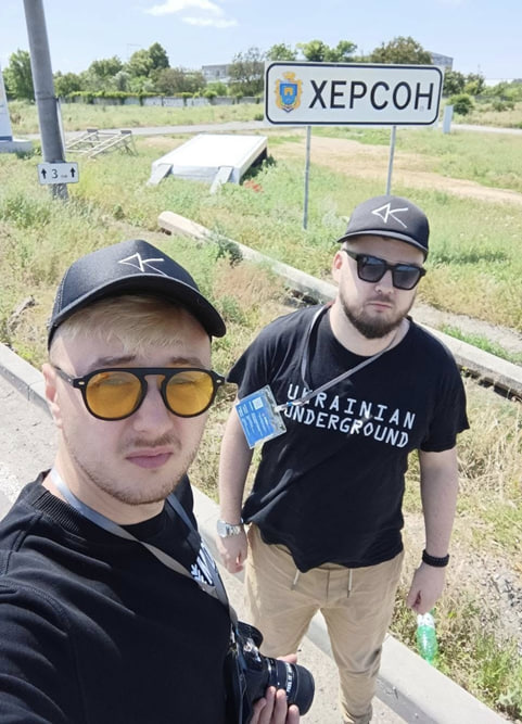 Антон Кістрін та Олександр Алексєєв («Кімната Гретхен»») в деокупованому Херсоні, 2023 рік (гуманітарна місія допомоги місцевим жителям після підриву окупантами Каховської ГЕС)