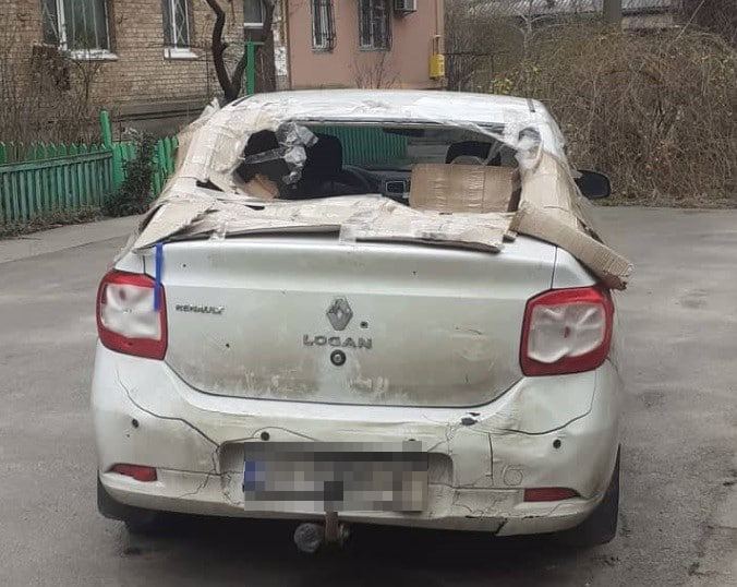 Расстрелянный автомобиль, на котором ехала Наталья с семьей. Фото бучанца Александра Шевчука.