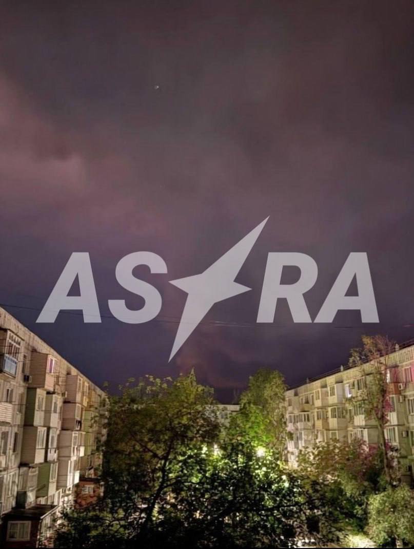 У Рязані горить НПЗ і йде чорний дощ, а в Єйську над аеродромом дим: фото і відео наслідків "візиту" дронів у РФ