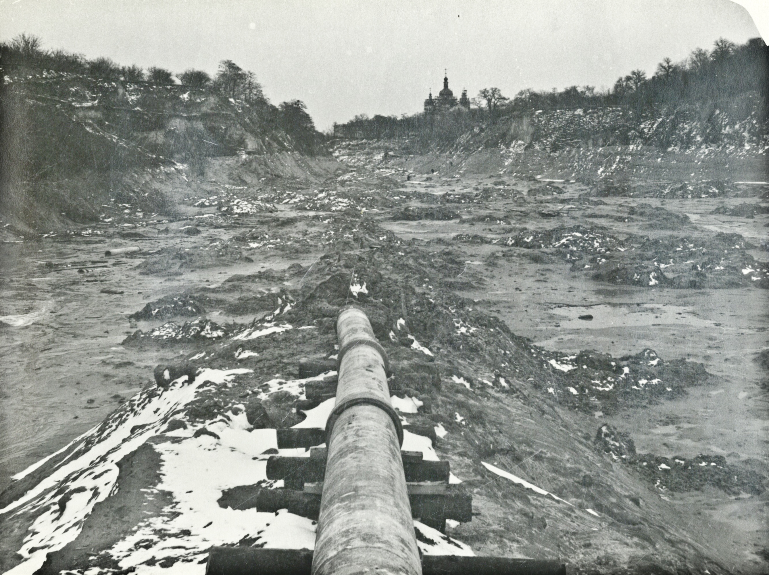 Ділянка дамби, вид у бік Подолу Ділянка дамби, вид у бік Подолу