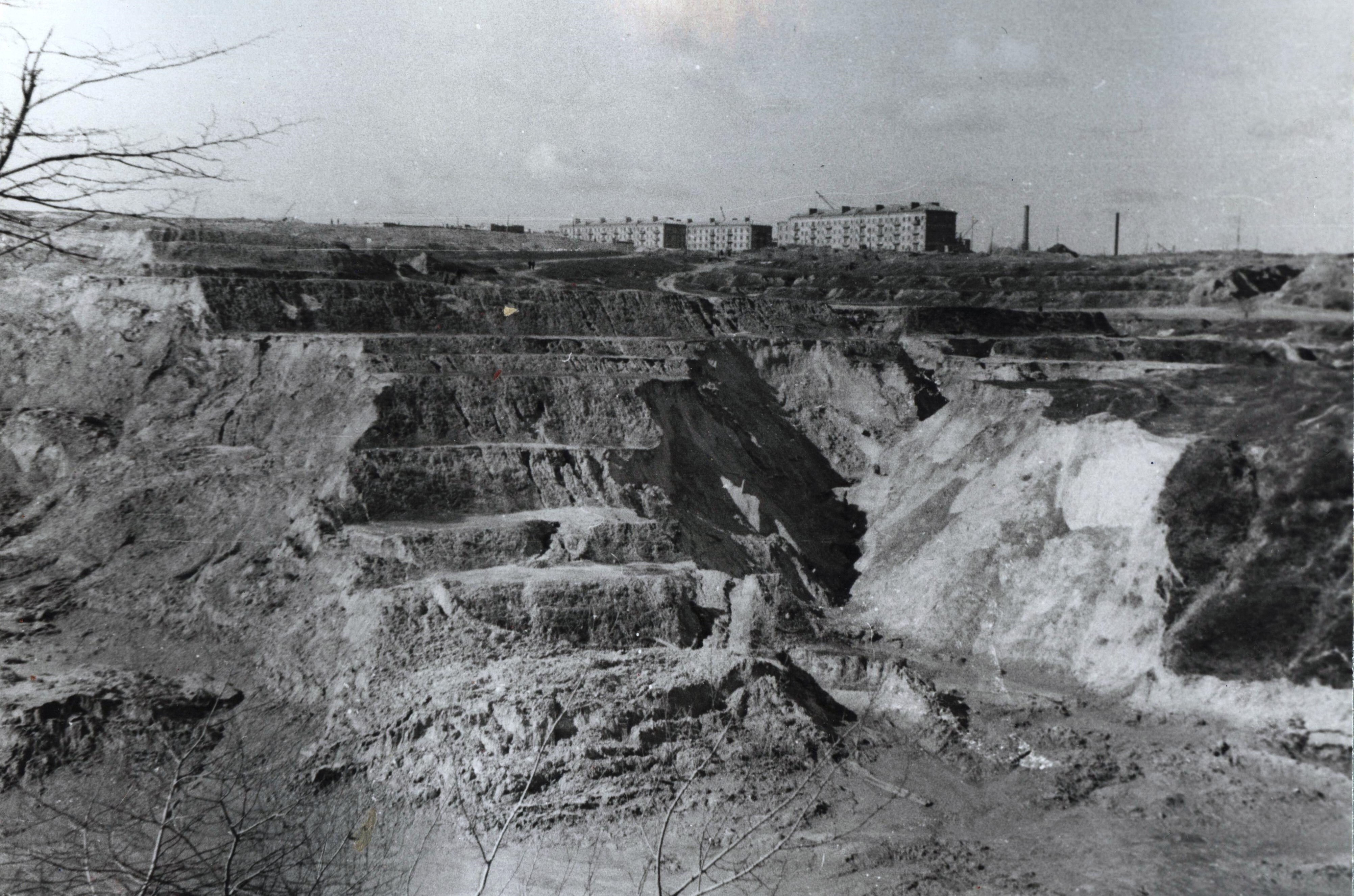 Вид уцілілої частини дамби та зони обвалення Вид уцілілої частини дамби та зони обвалення