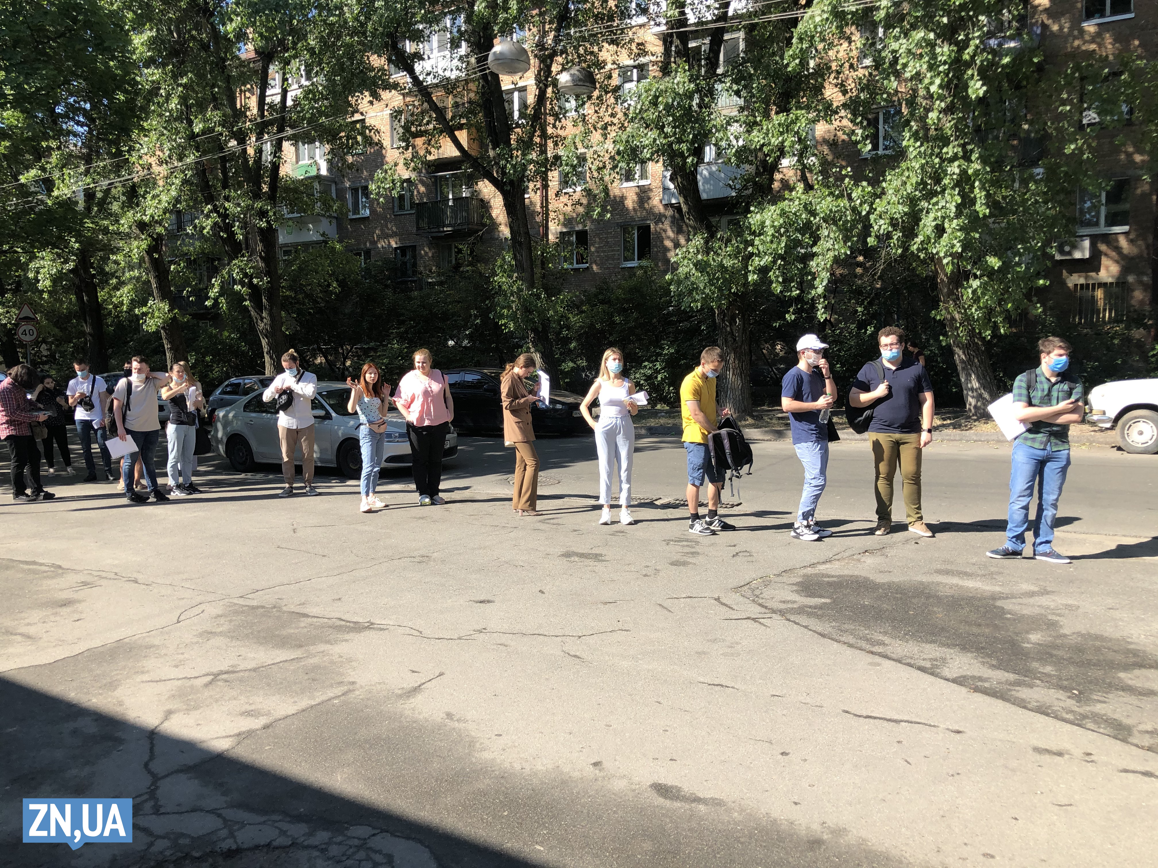 Черга в один із київських пунктів тестування Черга в один із київських пунктів тестування