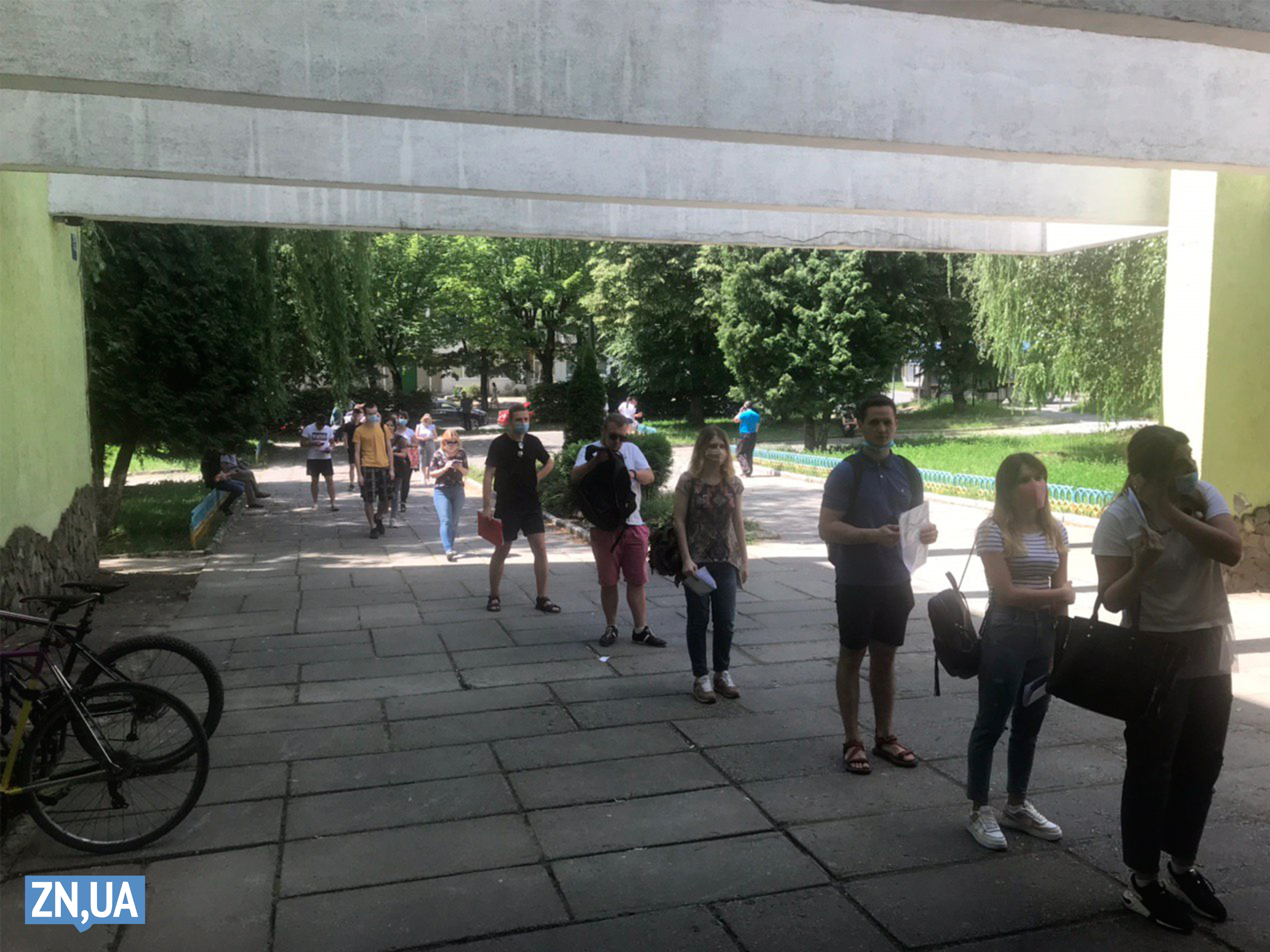 Черга в один із львівських пунктів тестування Черга в один із львівських пунктів тестування