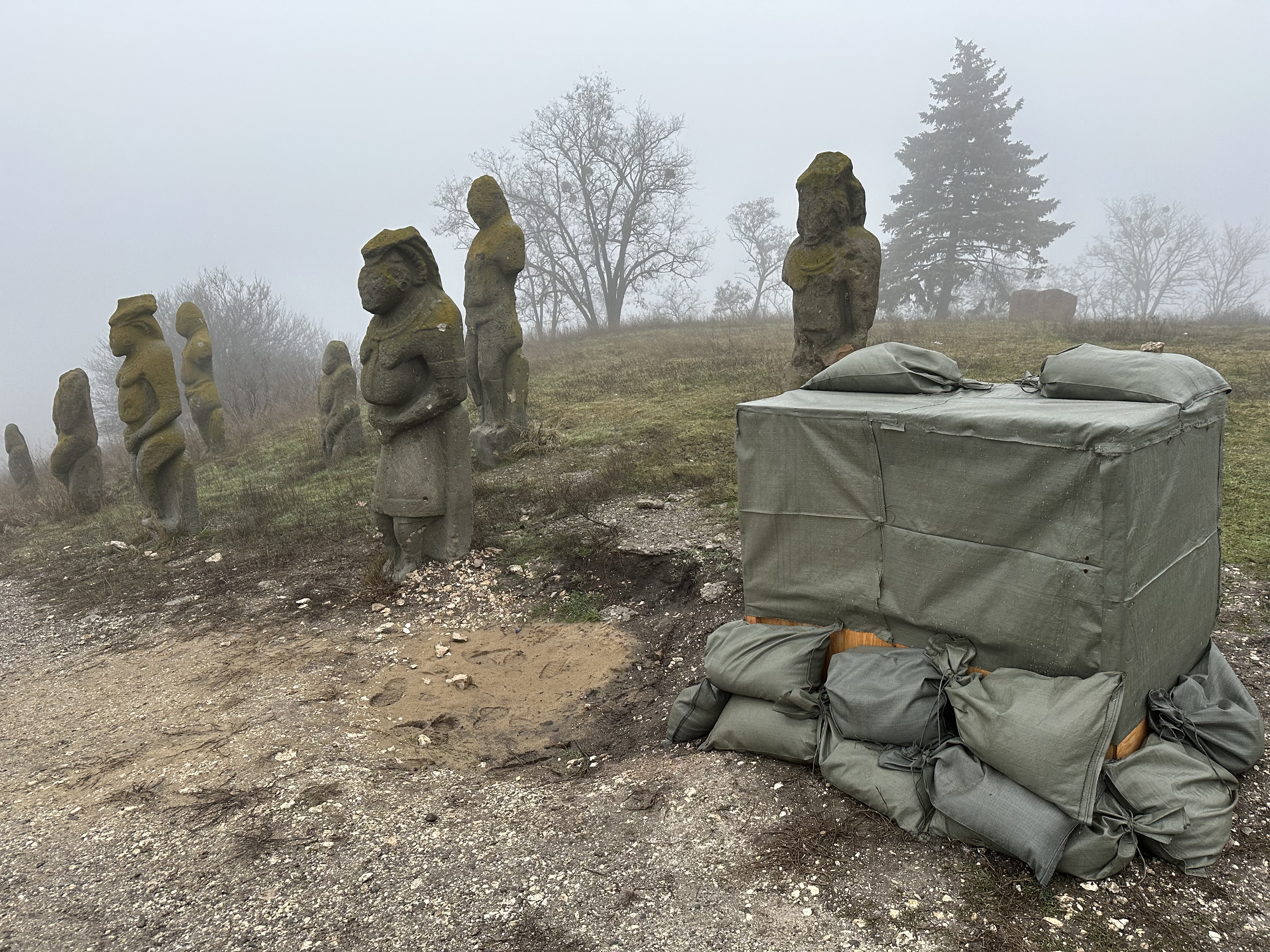 Побитые обстрелами половецкие бабы