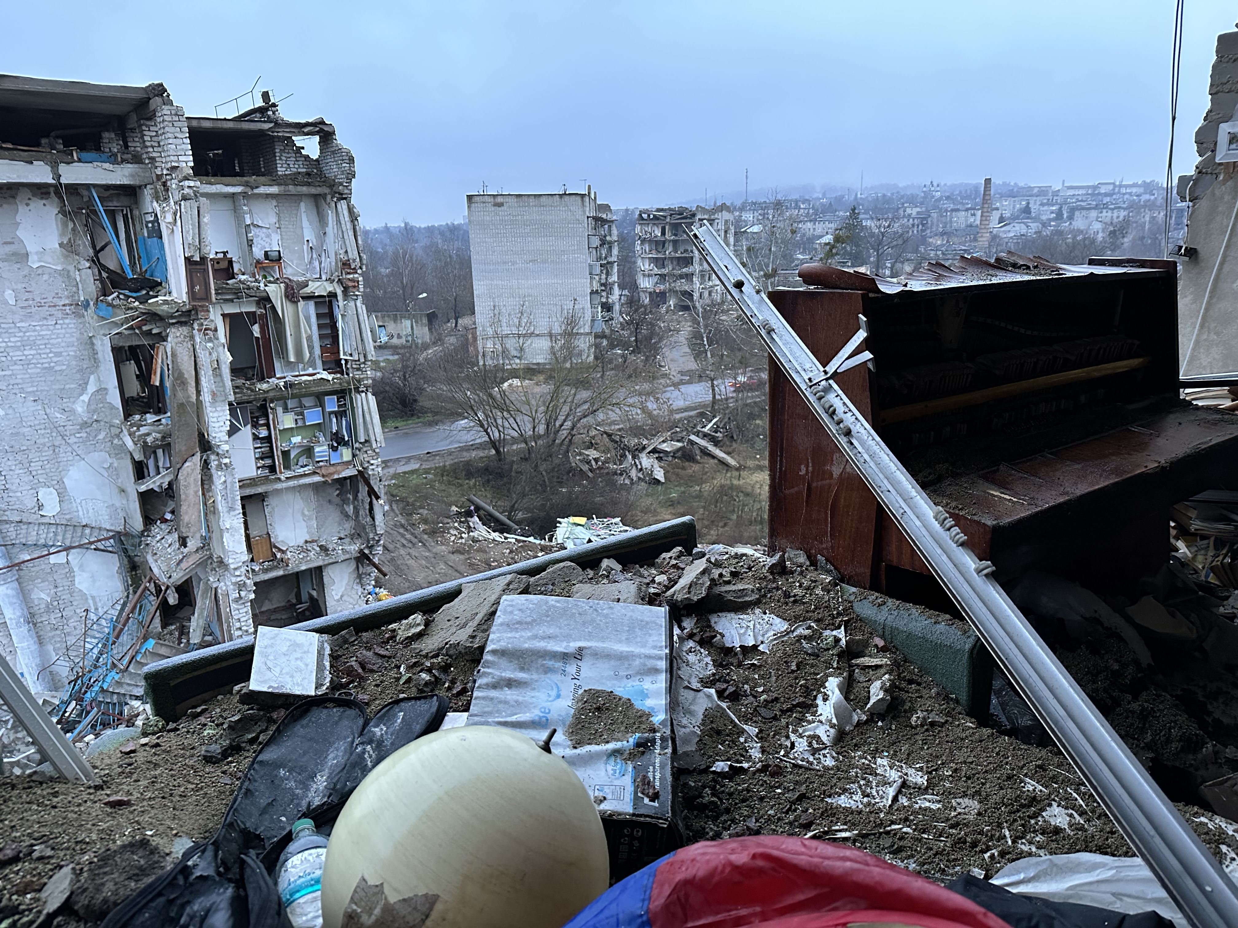 Пианино в разрушенном доме