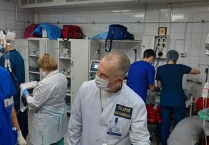 Врач Сергей Рыженко и его команда 14 января 2023 г. принимают раненых от российской ракеты, попавшей в дом по ул. Набережная Победы, 118 Врач Сергей Рыженко и его команда 14 января 2023 г. принимают раненых от российской ракеты, попавшей в дом по ул. Набережная Победы, 118
