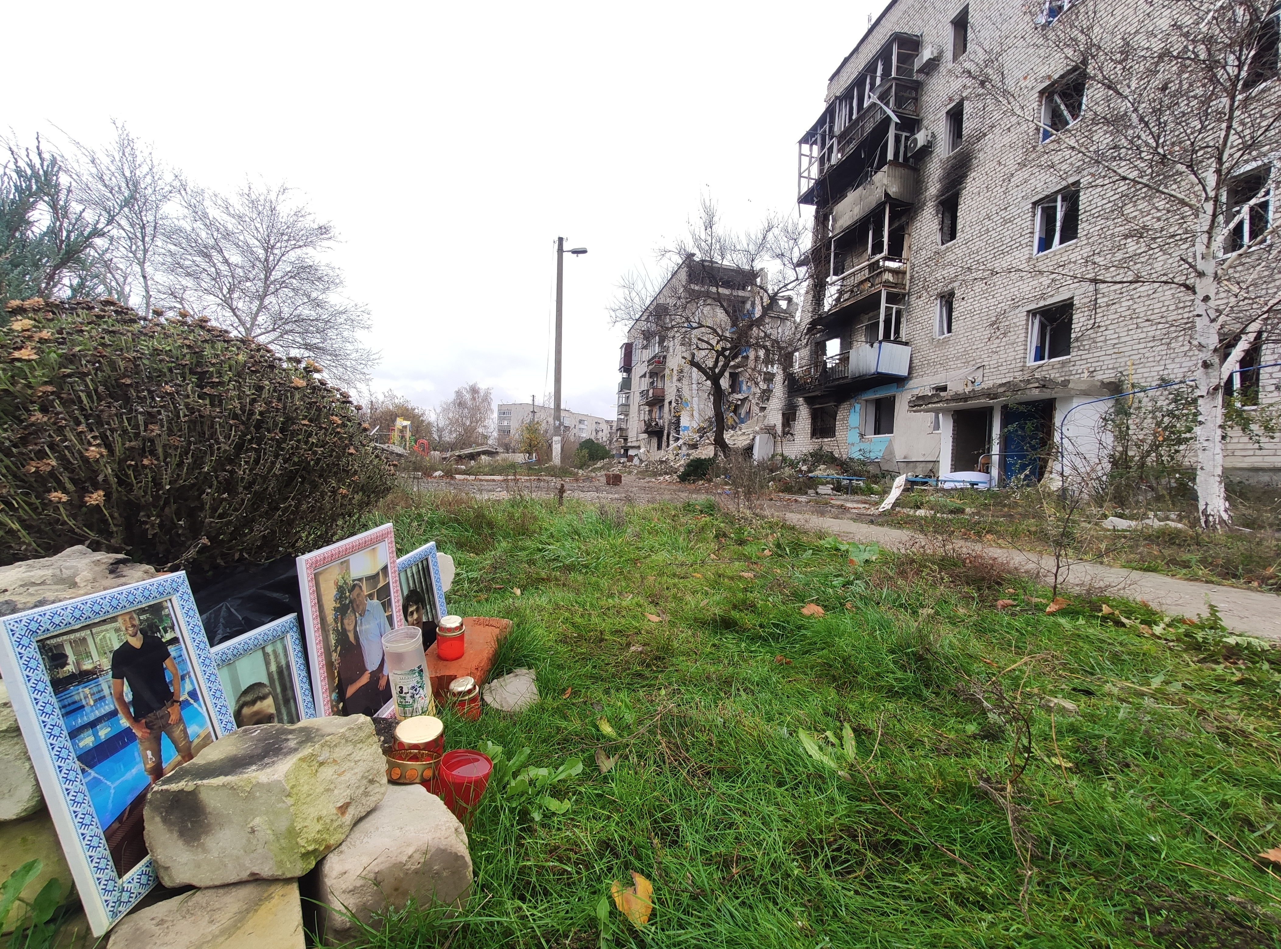 Мемориал семьи Репиных возле их дома