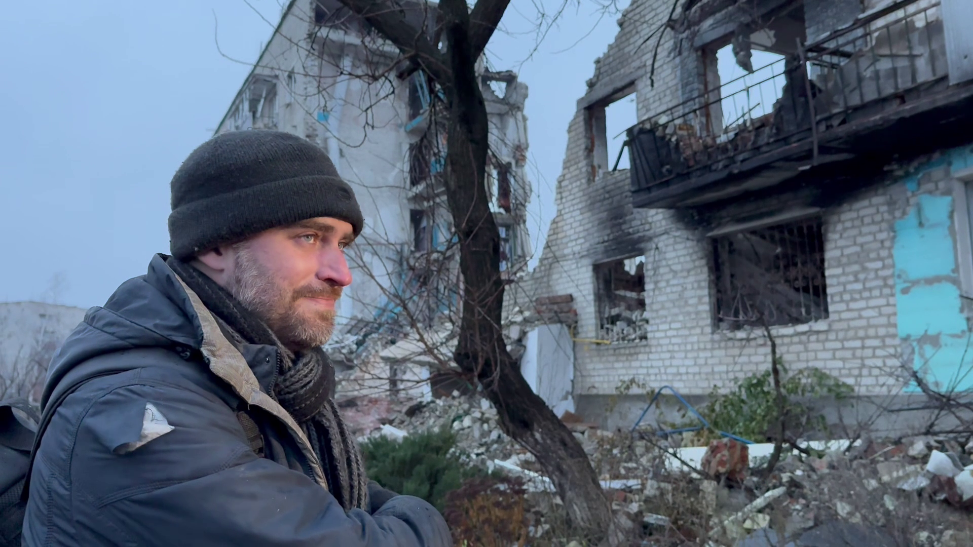  Сергей на фоне разбитого дома