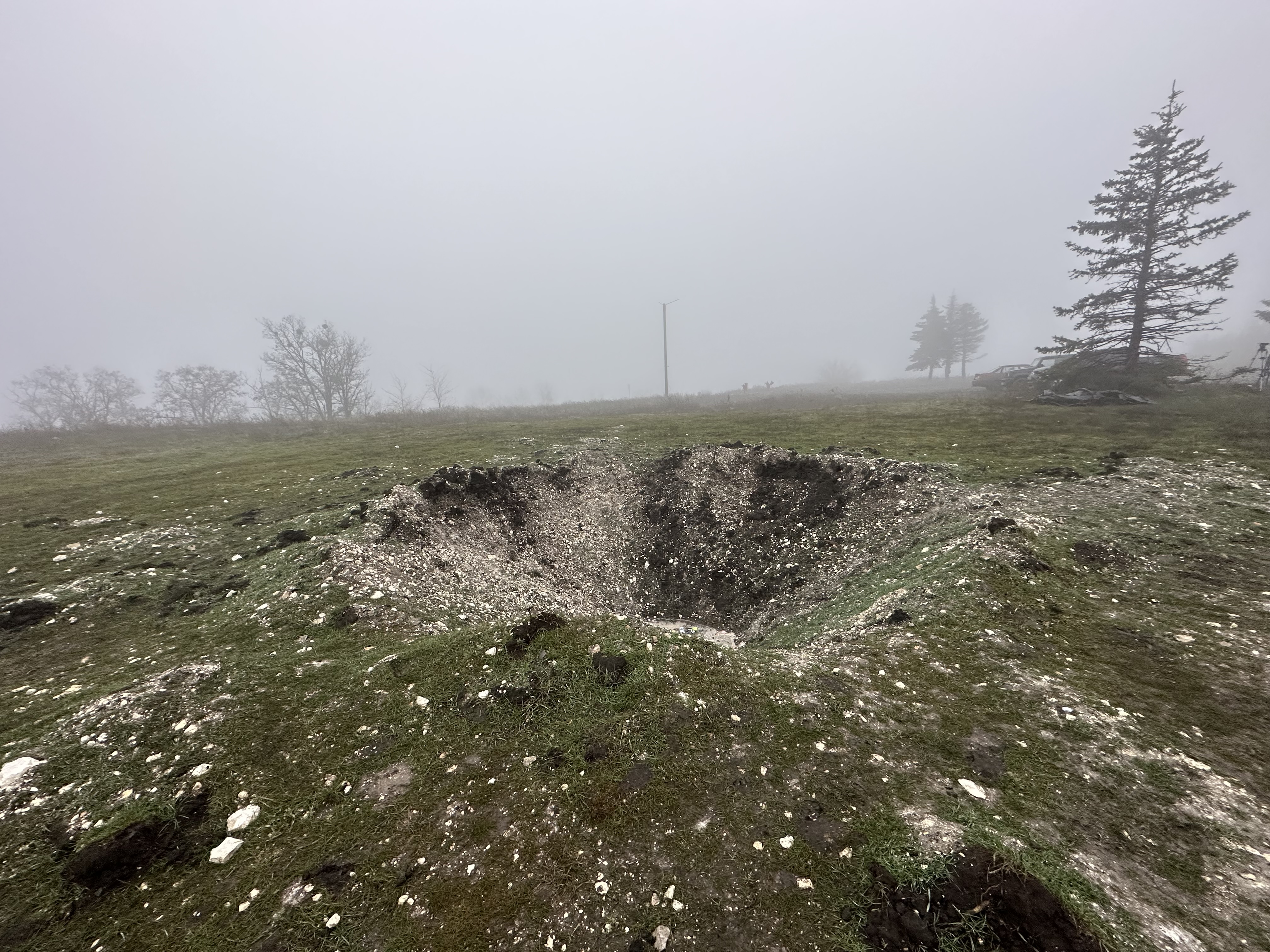 Воронки от обстрелов на горе Кременец