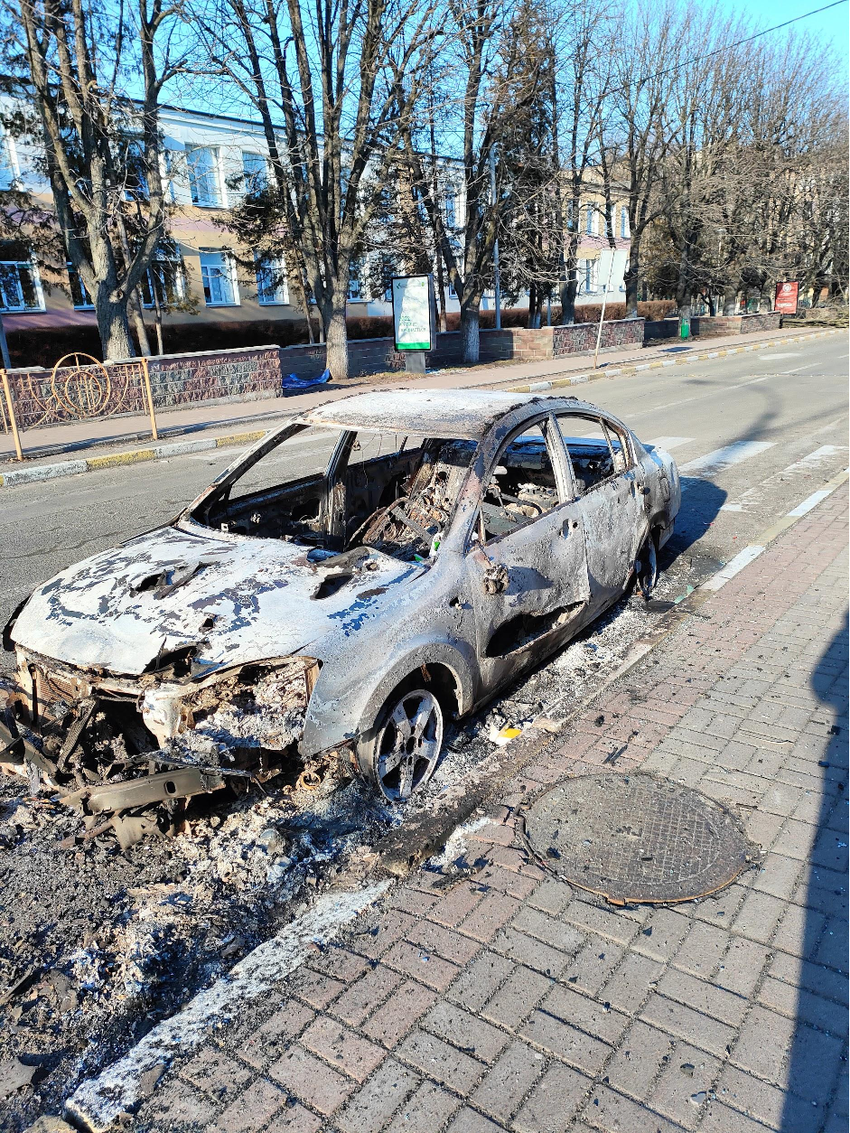 Розстріляні та спалені авто в Бучі на вулиці Енергетиків на початку березня. Фото Наталії Гур’янової