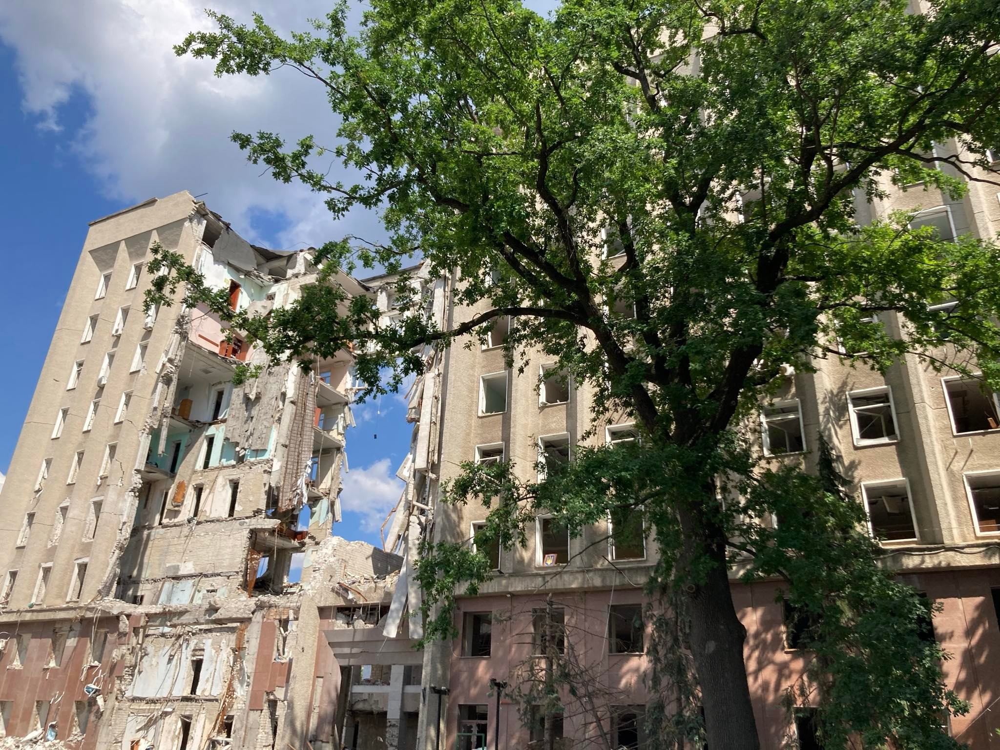 Зруйнована після російського ракетного обстрілу будівля Миколаївської ОДА. Фото: Тетяна Безрук