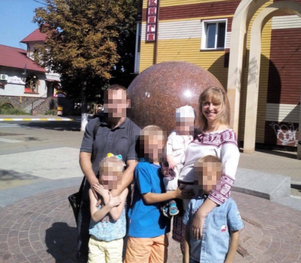 На фото лікарка Ірина з родиною в центрі міста Буча до війни.