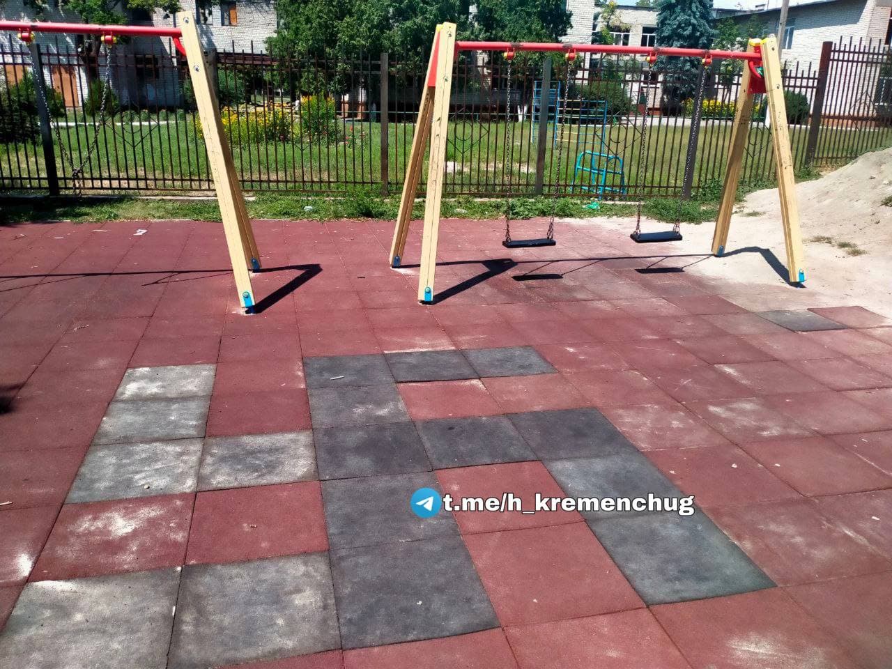 В Кременчуге на детской площадке появилась свастика - ZN.ua