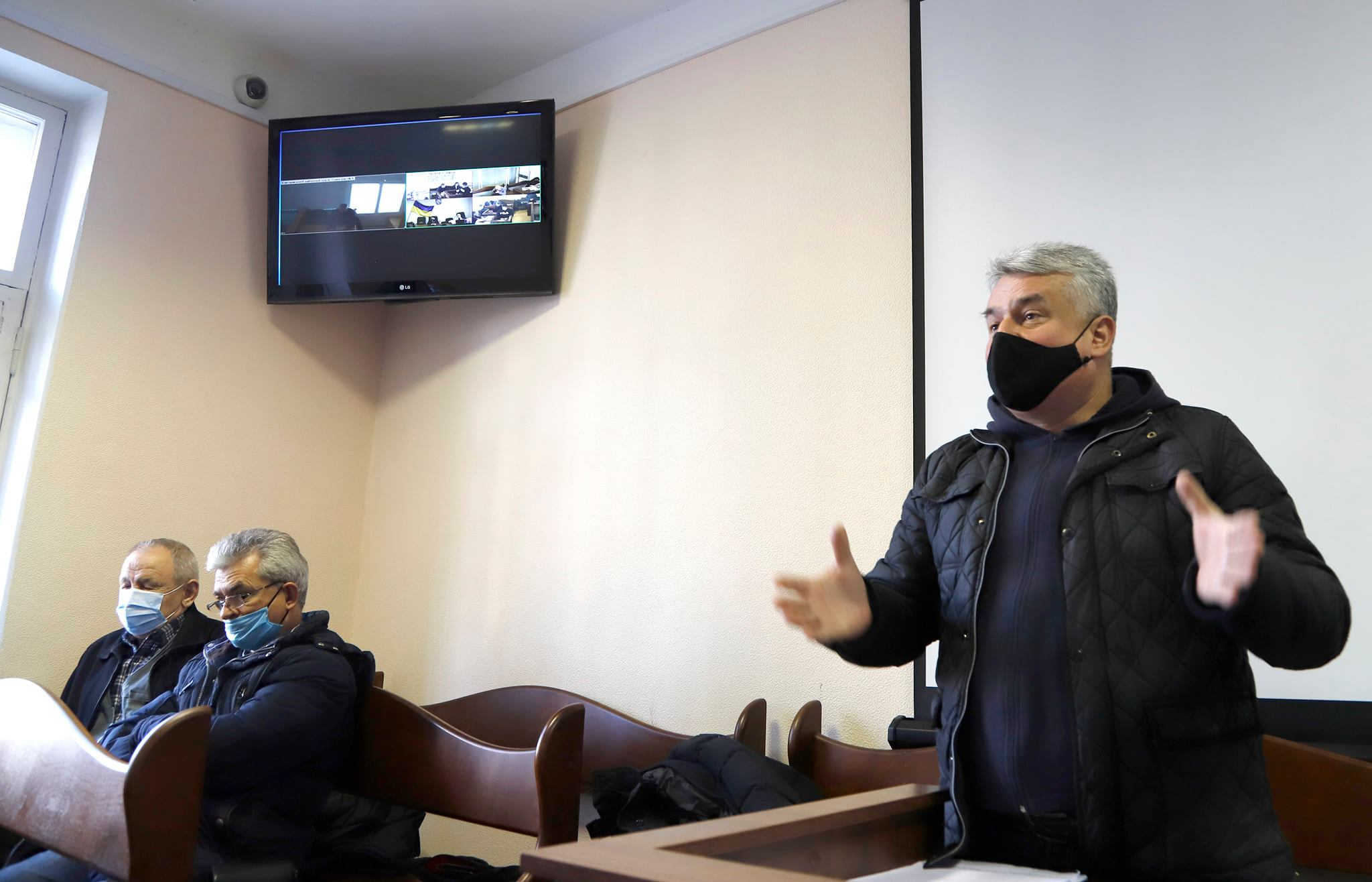 На засідання у справі Лукаша регулярно ходять потерпілі, які об’єдналися в організацію «Нескорений Майдан». На фото потерпілий Василь Пазиняк ставить запитання під час допиту. Фото Олександра Тимошенка На засідання у справі Лукаша регулярно ходять потерпілі, які об’єдналися в організацію «Нескорений Майдан». На фото потерпілий Василь Пазиняк ставить запитання під час допиту. Фото Олександра Тимошенка