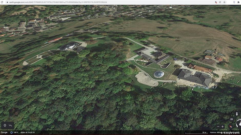 Територія маєтку Зеелах у Баден-Бадені, супутниковий знімок. Ліворуч - історичний будинок дипломата Хрептовича та сквер із фонтаном. Справа – сучасний житловий комплекс та ландшафтний парк, під яким розташована спа-зона зі скляним куполом. Фото Deutsche Welle