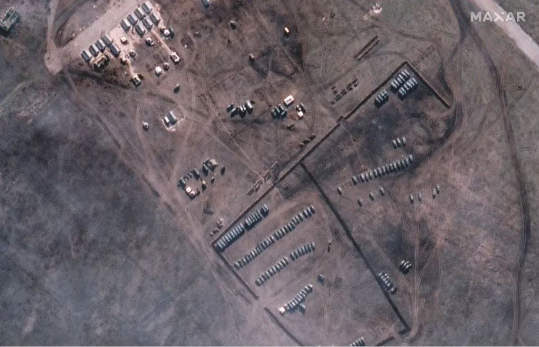 Нове військове розгортання та бронетехніка у Славному, Крим, 9 лютого 2022 року/Фото: Maxar Technologies