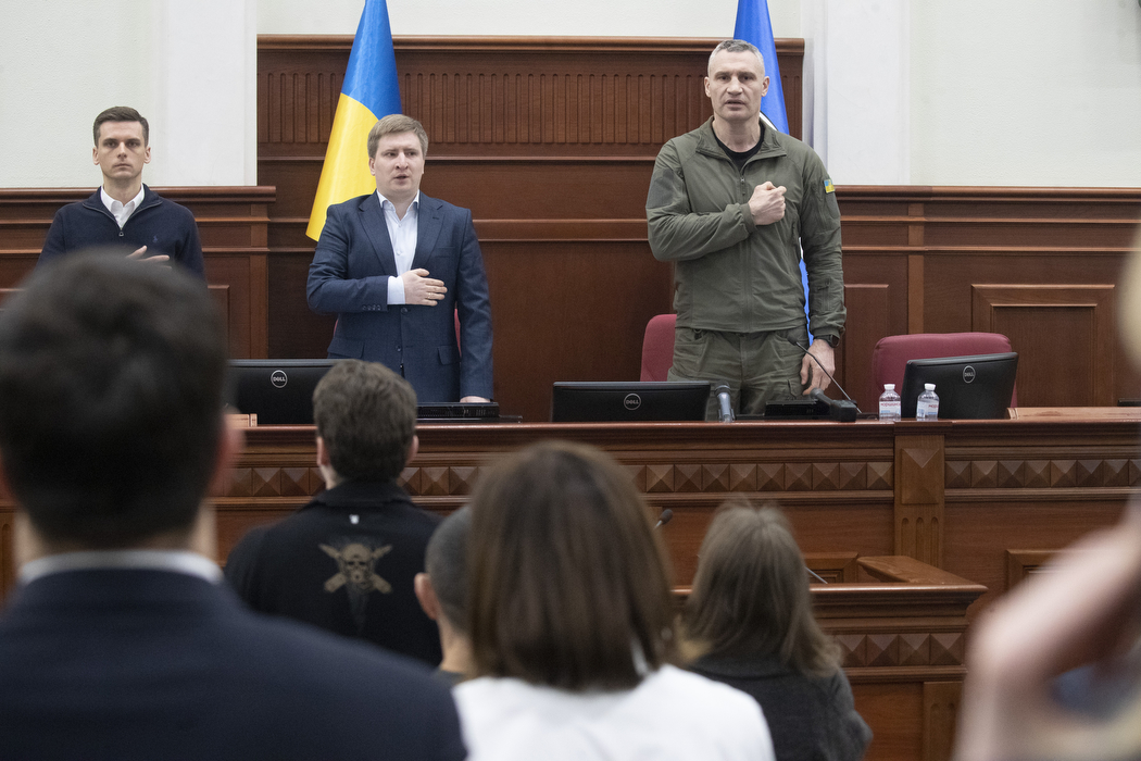 Kyiv City Council Secretary Volodymyr Bonadrenko (center), who appeared on the NABU tapes in Komarnytskyi's office, and Mayor Vitali Klitschko.