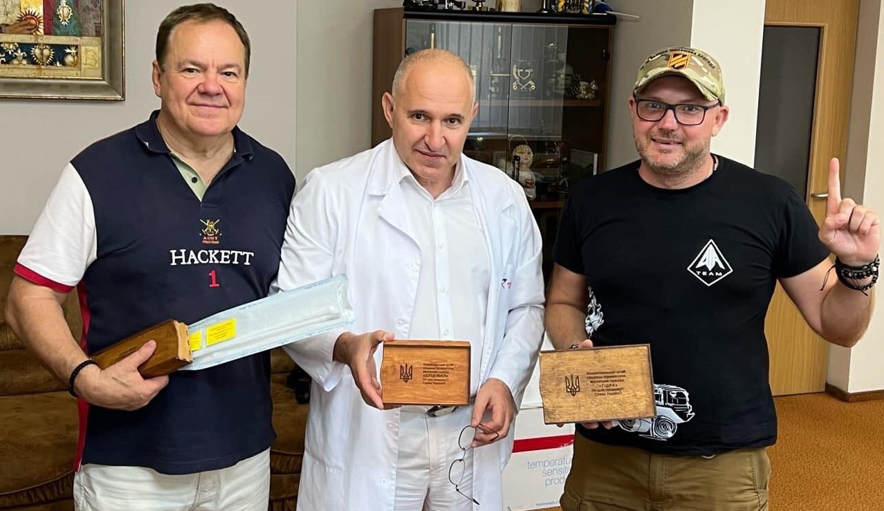 Олег Биков (крайній справа) передає волонтерські магнітні екстрактори керівнику Інституту серця МОЗ України Борису Тодурову Олег Биков (крайній справа) передає волонтерські магнітні екстрактори керівнику Інституту серця МОЗ України Борису Тодурову