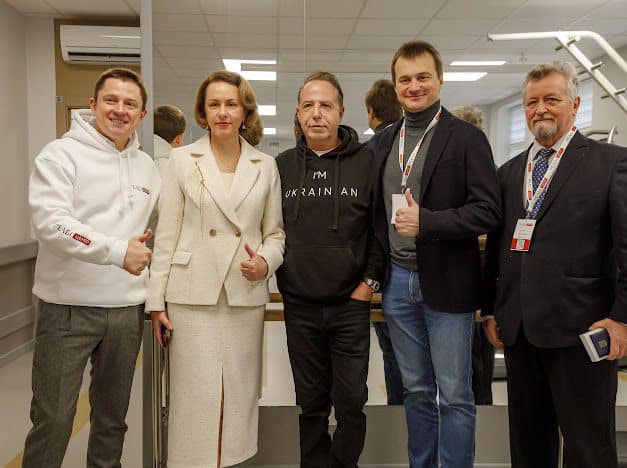 «Благотворители» Олесь Довгий (первый слева) и Сергей Березенко (второй справа) помогают стране. Новая биография