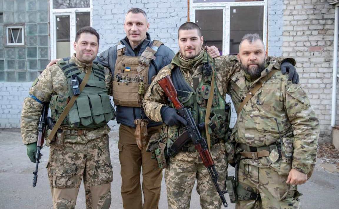 Депутаты-военнослужащие Киеврады - Олесь Маляревич (на фото слева), Юрий Федоренко (на фото справа от Виталия Кличко) и Вадим Васильчук (на фото справа)