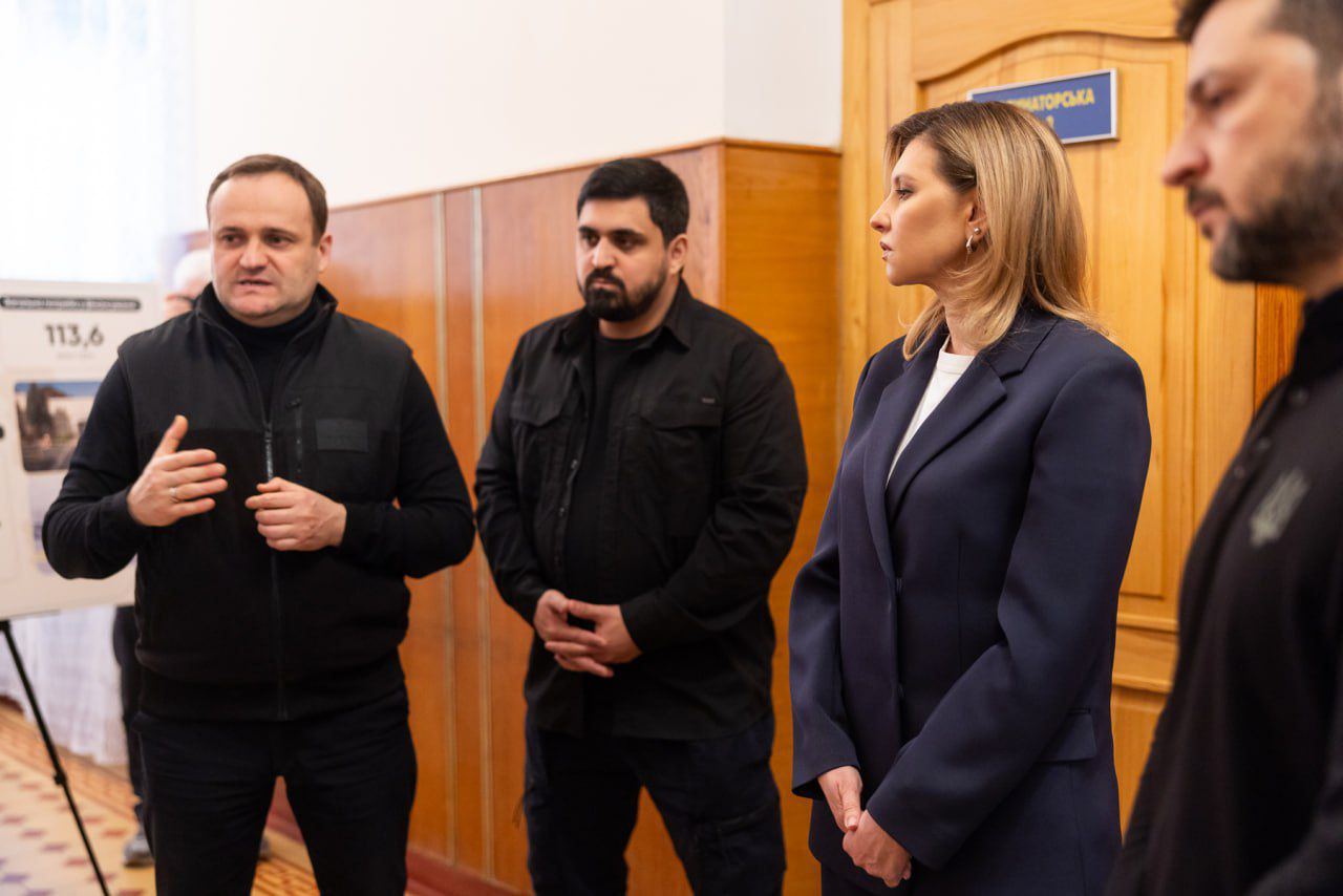 Вице-премьер-министр по восстановлению Украины-Министр развития громад и территорий Украины Алексей Кулеба, глава КГВА Тимур Ткаченко, Елена и Владимир Зеленские