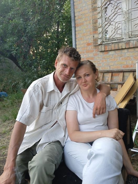 Андрей и Наташа из Рубежного. Наверху, после дороги отдыхает их дочка Алина