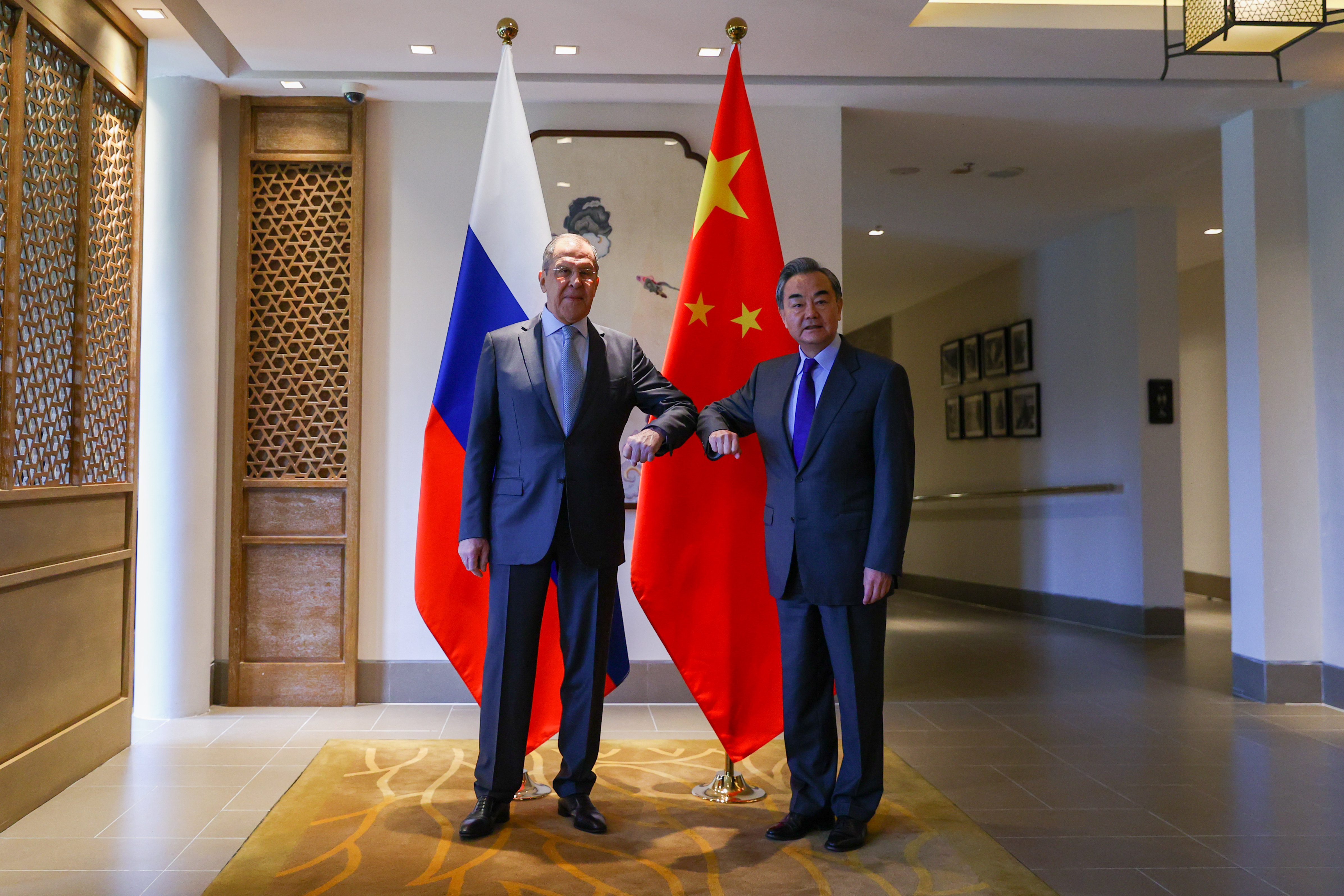 Глава внешнеполитического ведомства. Лавров и Ван и. Лавров с МИД КНР. Глава МИД КНР Ван и Россия.