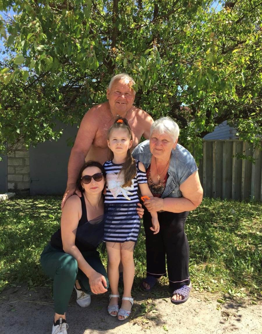 Бабуся Світлана, дідусь Олексій та Софійка з тіткою Мариною Бабуся Світлана, дідусь Олексій та Софійка з тіткою Мариною