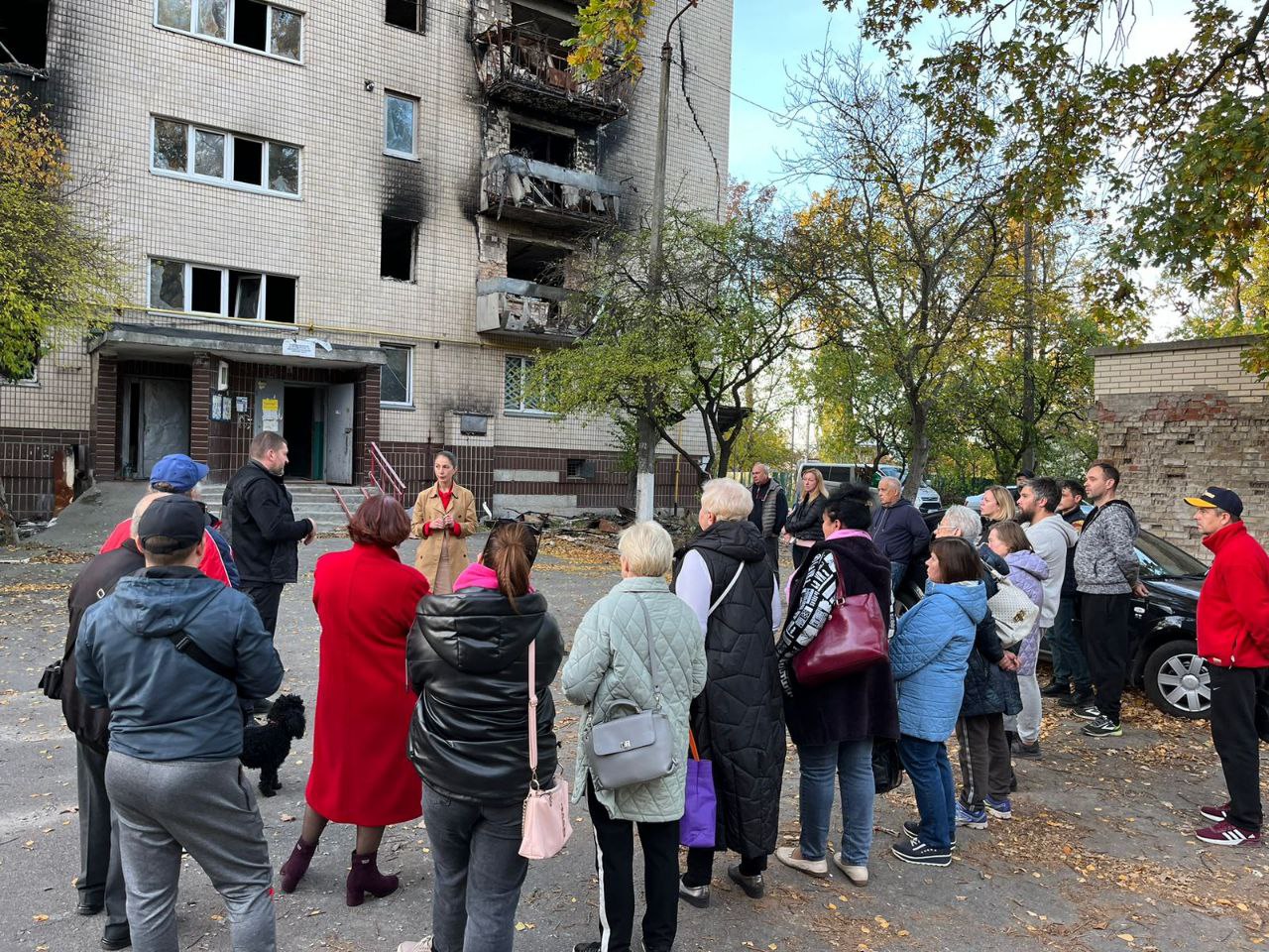 Мер Ірпеня та його мешканці біля свого зруйнованого будинку