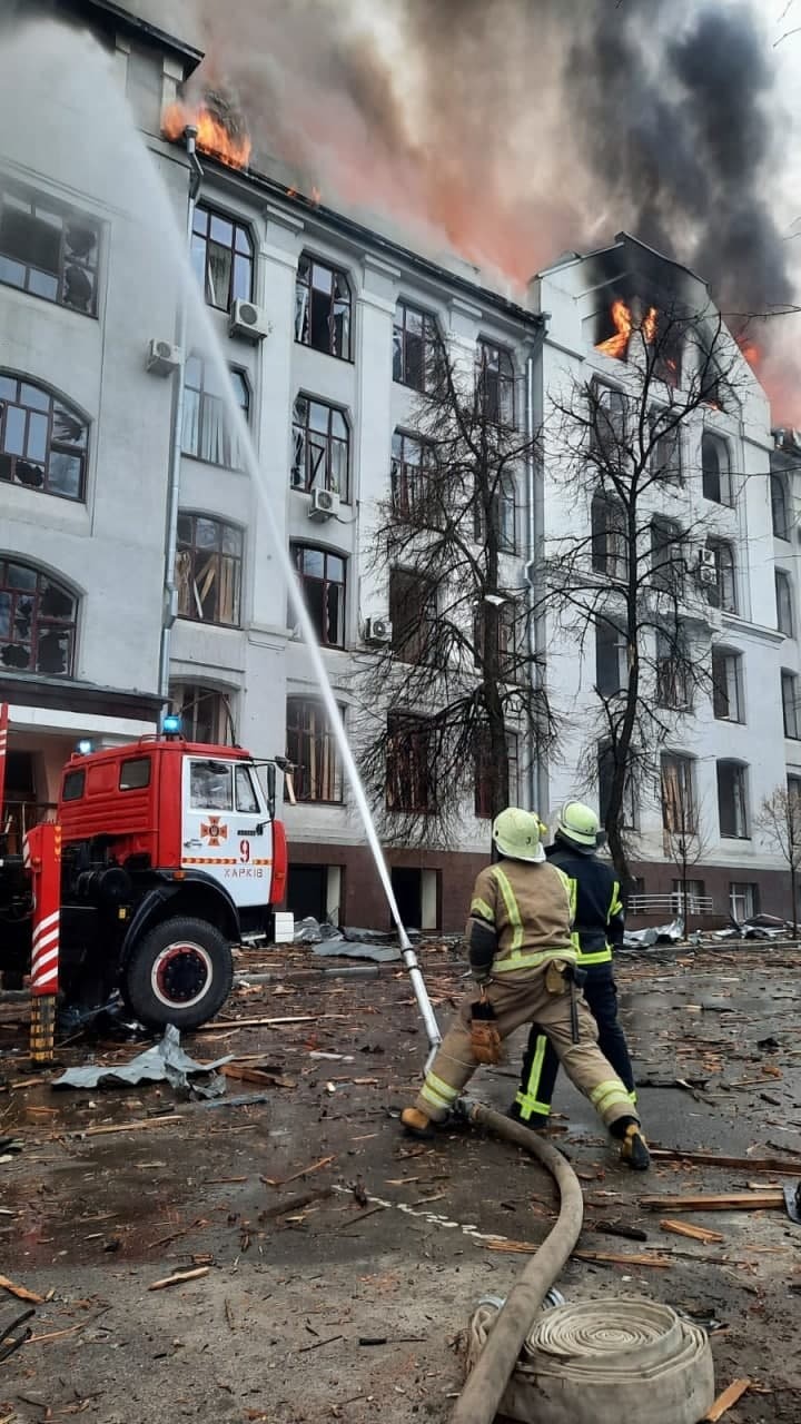 Бійці ДСНС ліквідовують пожежу в корпусі університету Каразіна після ракетного обстрілу російськими окупантами.