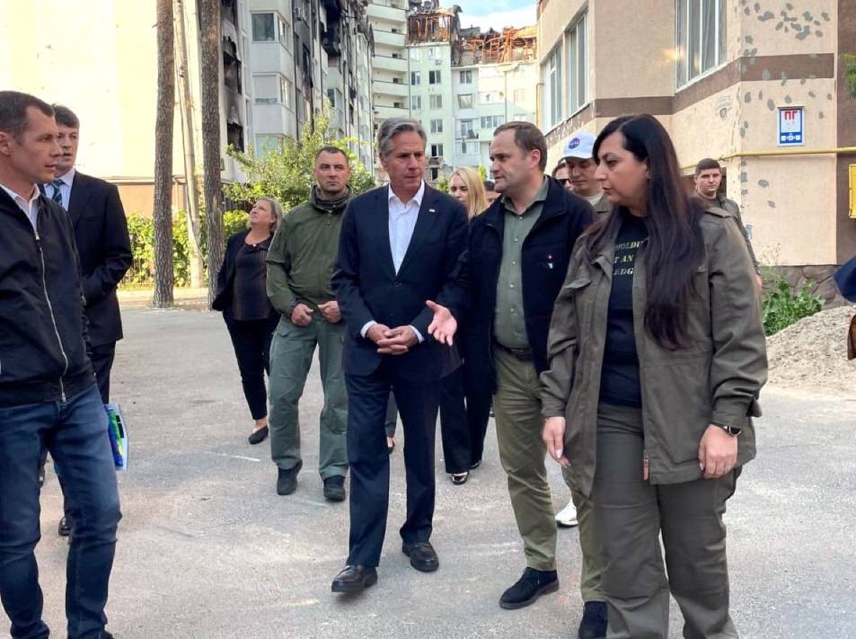 Голова Київської ОВА Олексій Кулеба супроводжує Держсекретаря США Ентоні Блінкена в Ірпені
