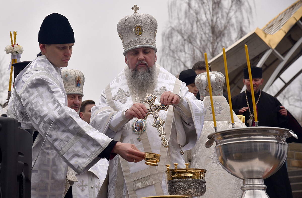 Київ відзначив Водохреще: сотні киян занурились в освячені води Дніпра