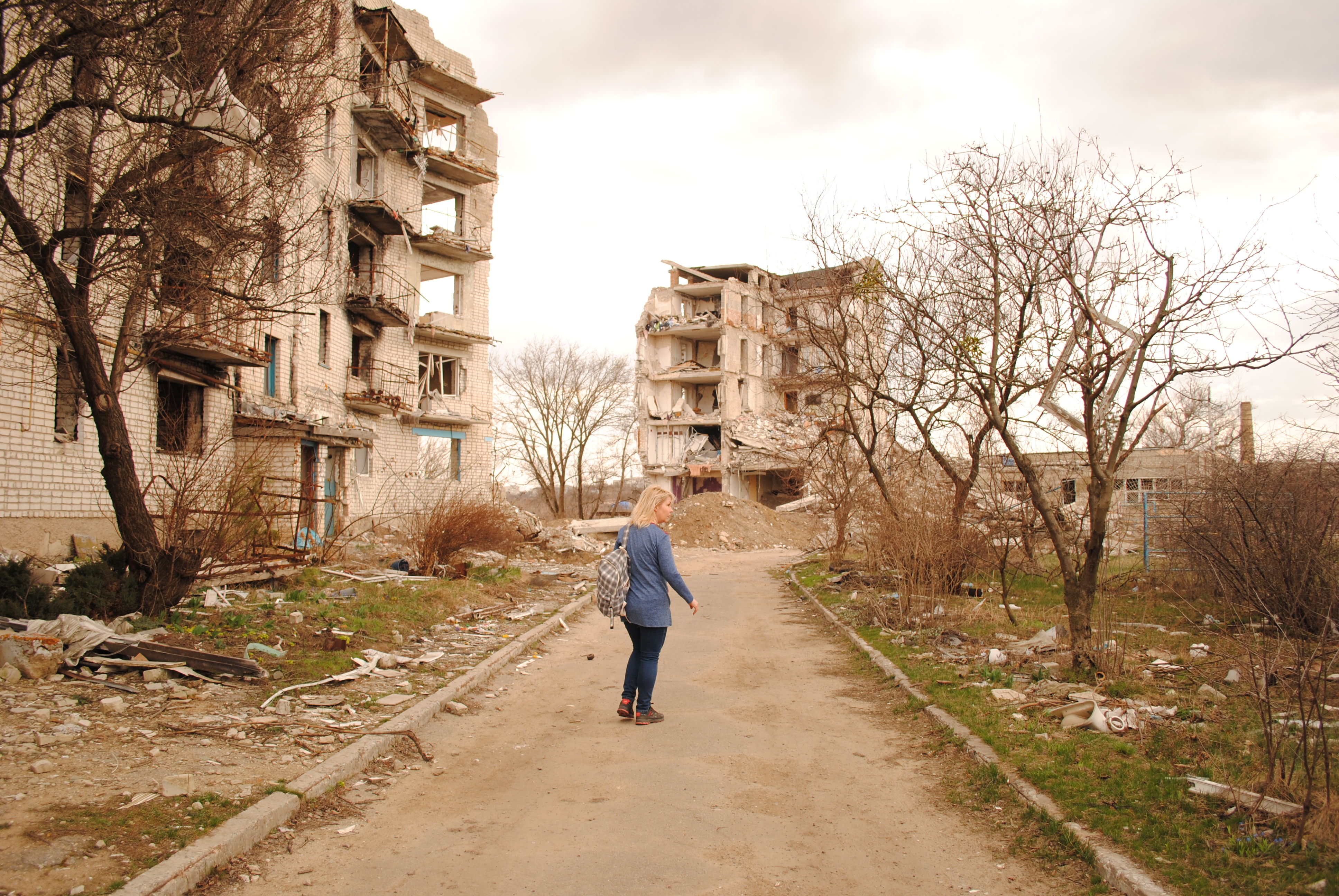 Наталія Сухова показує будинок і розповідає, що його зруйнувала авіабомба. Загинуло кілька людей.