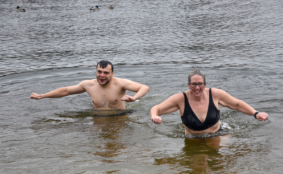 Київ відзначив Водохреще: сотні киян занурились в освячені води Дніпра