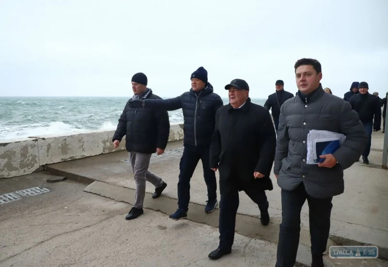 Mykhailo Kuchuk (second from the right) and Gennady Trukhanov inspect the beaches of Odesa