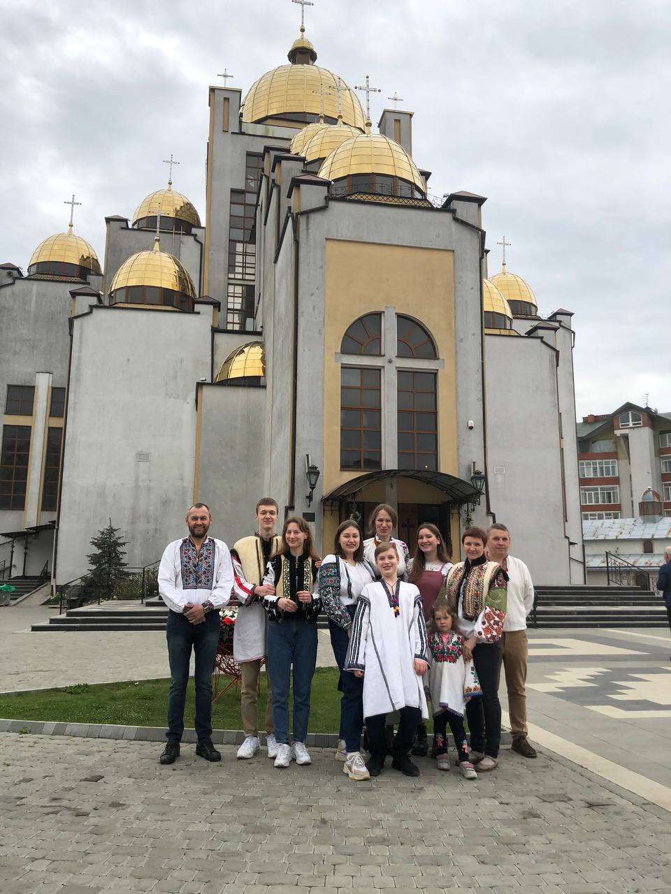 Группа людей на фоне церкви