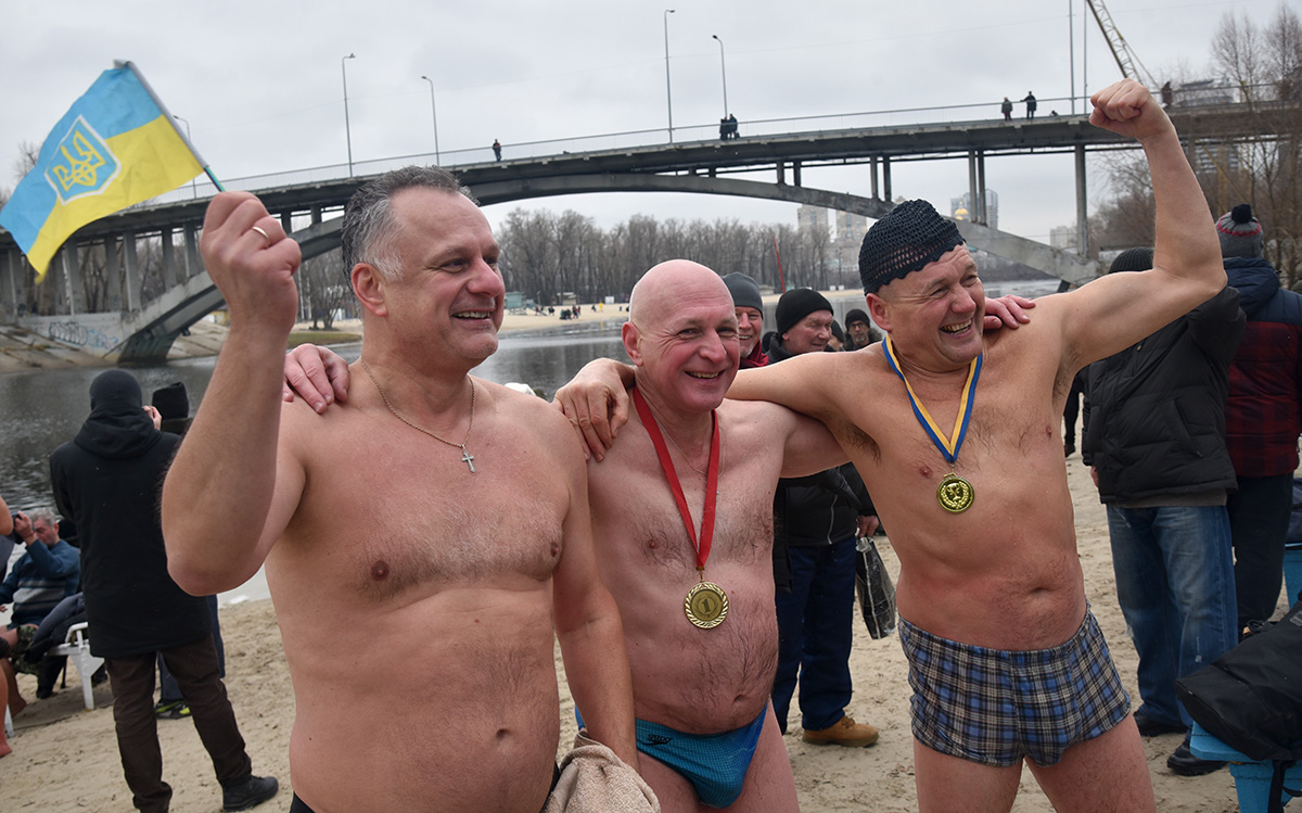 Київ відзначив Водохреще: сотні киян занурились в освячені води Дніпра