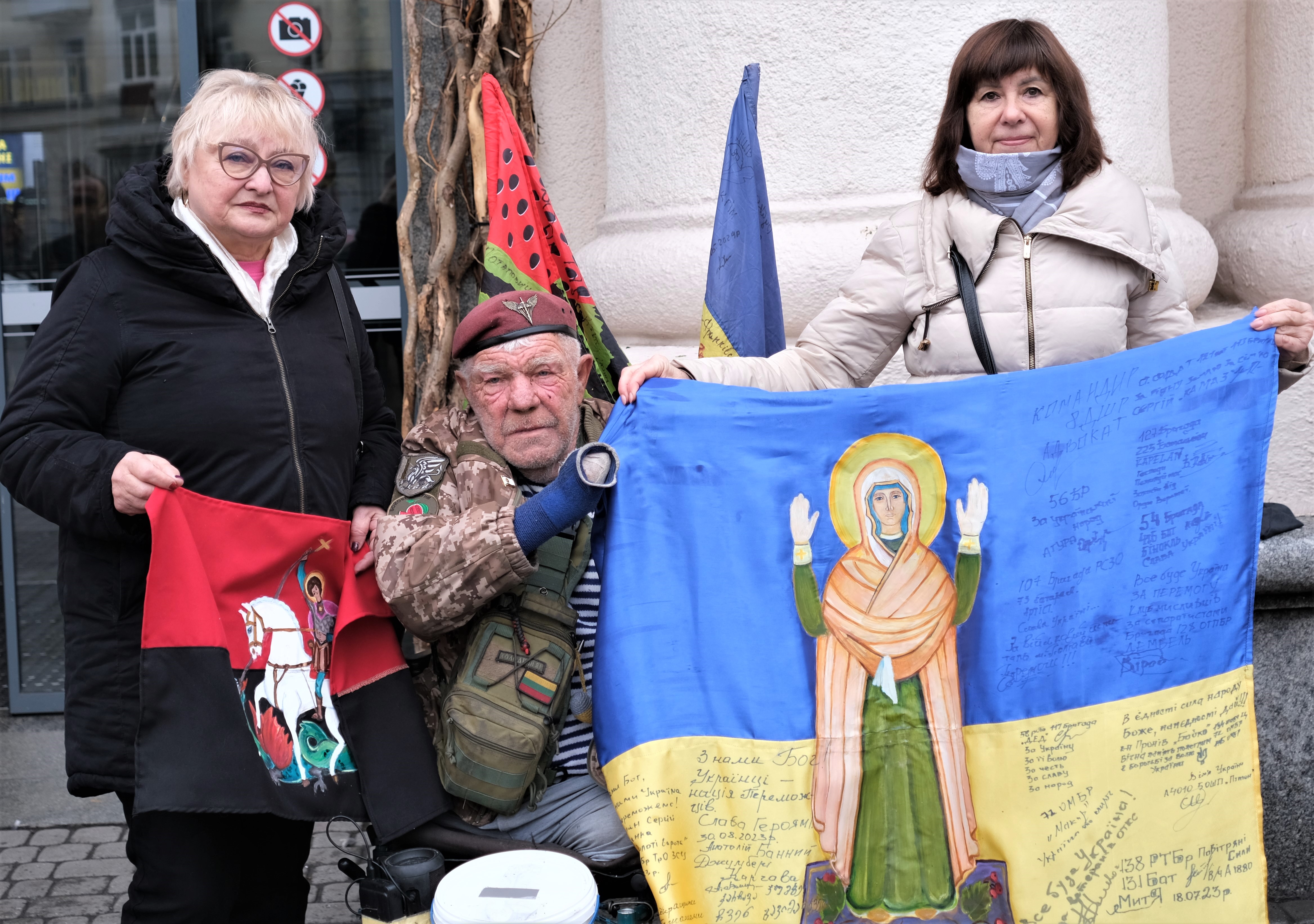 3.	Григорій Янченко з полтавськими волонтерками Зоєю Воронянською (праворуч) і Валентиною Проценко.