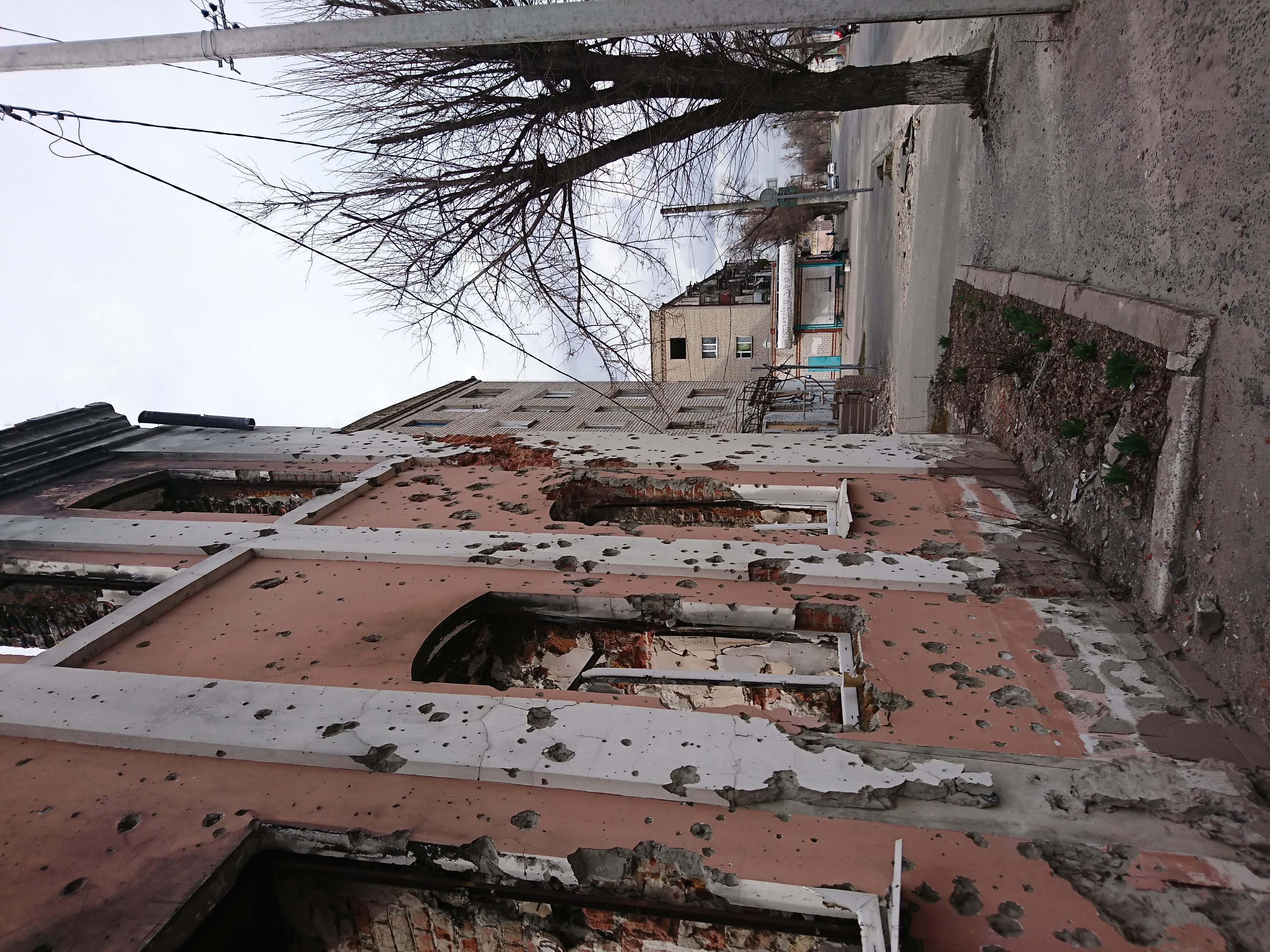 Улица в центре Изюма. Местные говорят, что эту часть города уничтожили на 90%