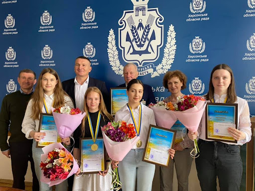 Г. Лагута третій зліва Г. Лагута третій зліва