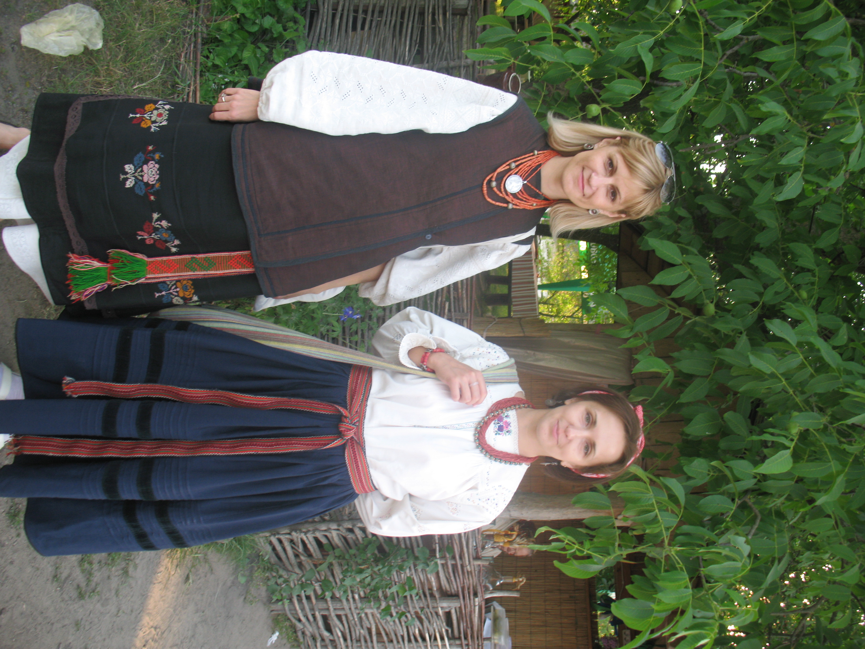 Две женщины в традиционных нарядах