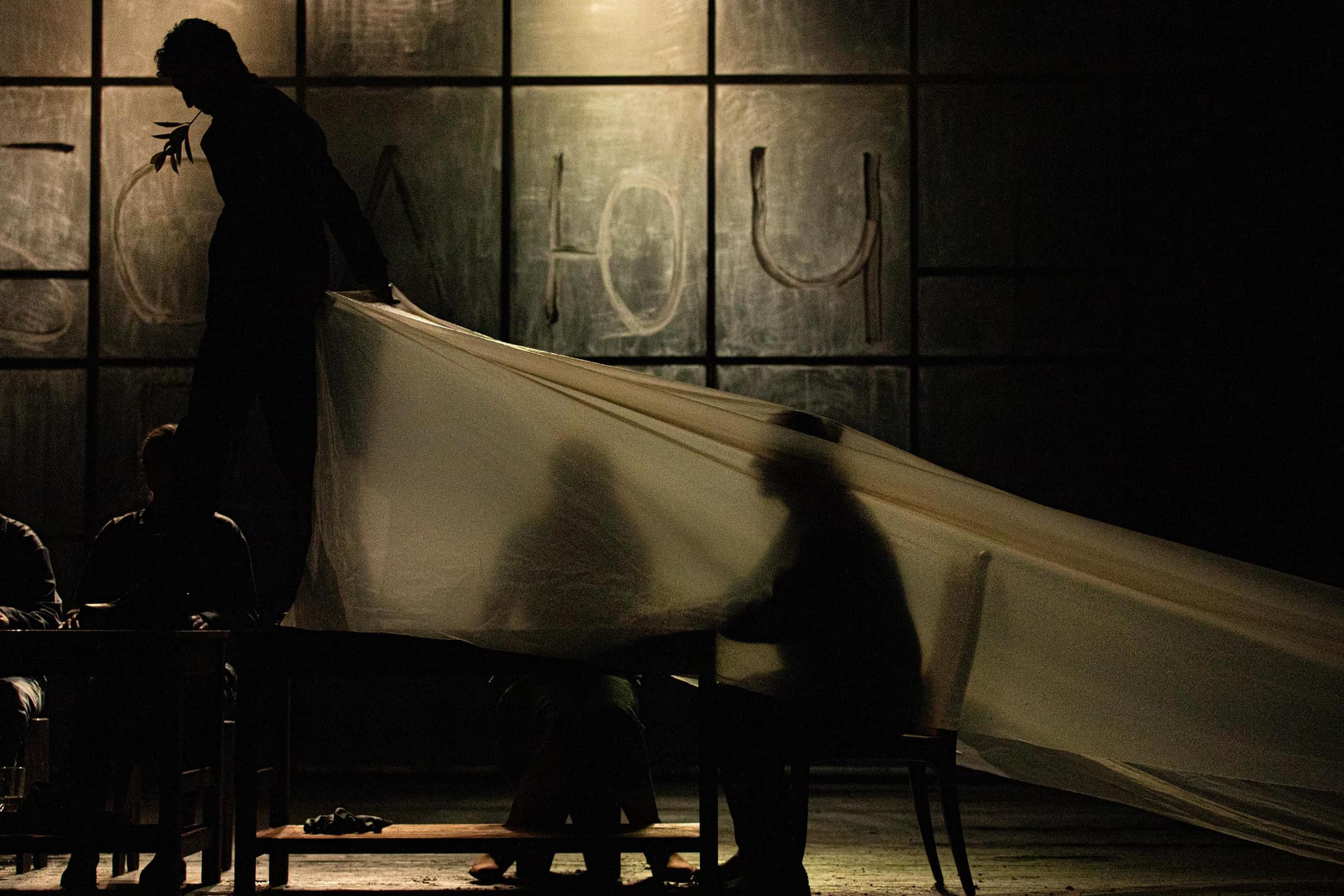 Перемога підступності над коханням. Фінальна сцена. (фото Юрія Паливоди, Франківський драмтеатр) Перемога підступності над коханням. Фінальна сцена. (фото Юрія Паливоди, Франківський драмтеатр)