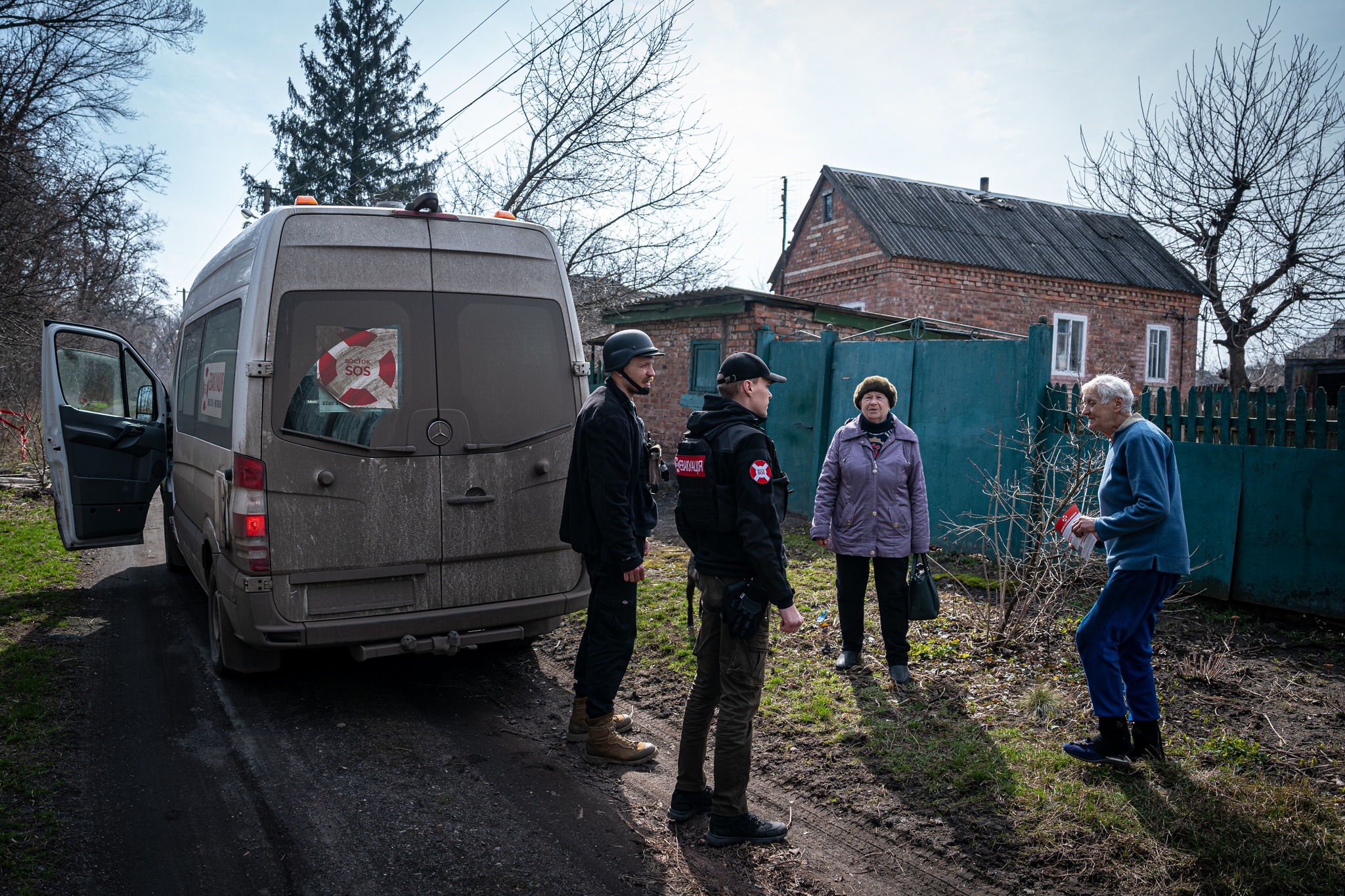 Эвакуация с прифронтовых территорий - волонтеры Восток SOS спасают людей,  которых бросили близкие и не помогло государство - ZN.ua