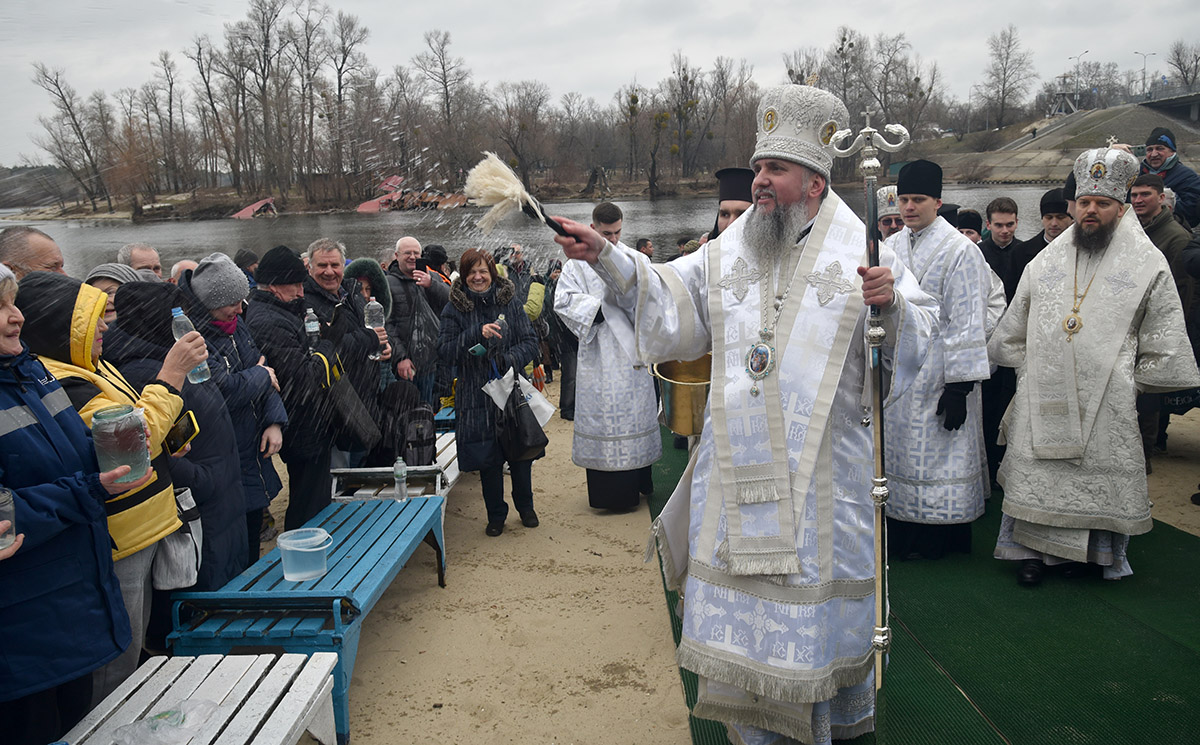 Київ відзначив Водохреще: сотні киян занурились в освячені води Дніпра