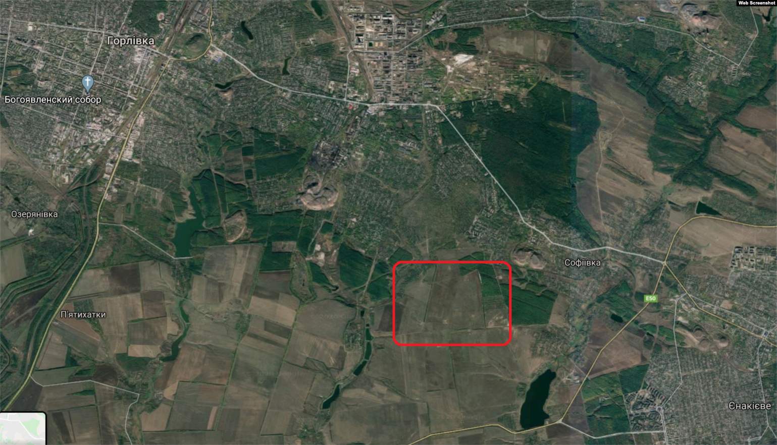 Полигон (обведен красным) в привязке к Горловке и Енакиево.
